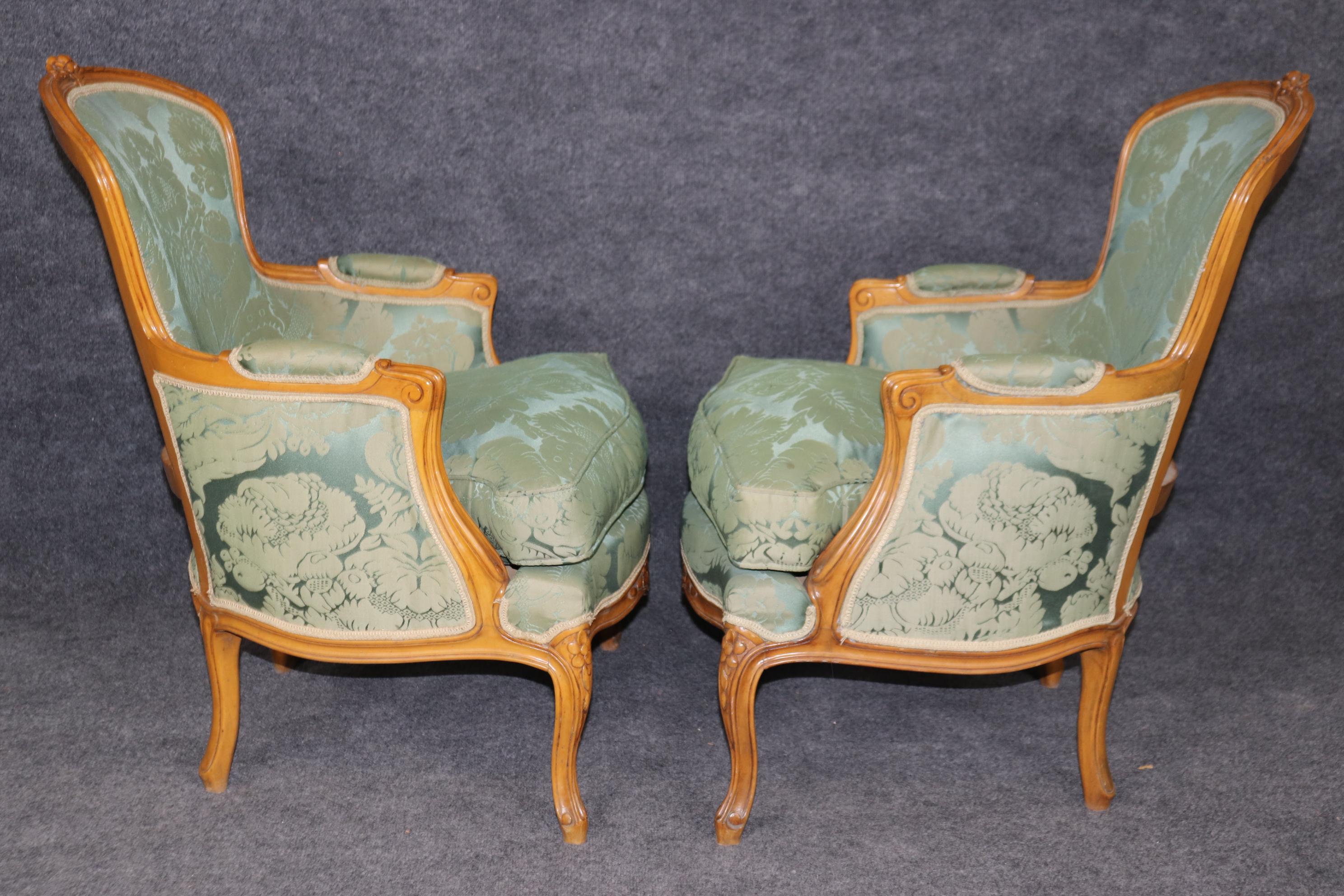 Fine Pair Smaller French Carved Walnut and Silk Damask Louis XV Bergere Chairs For Sale 2