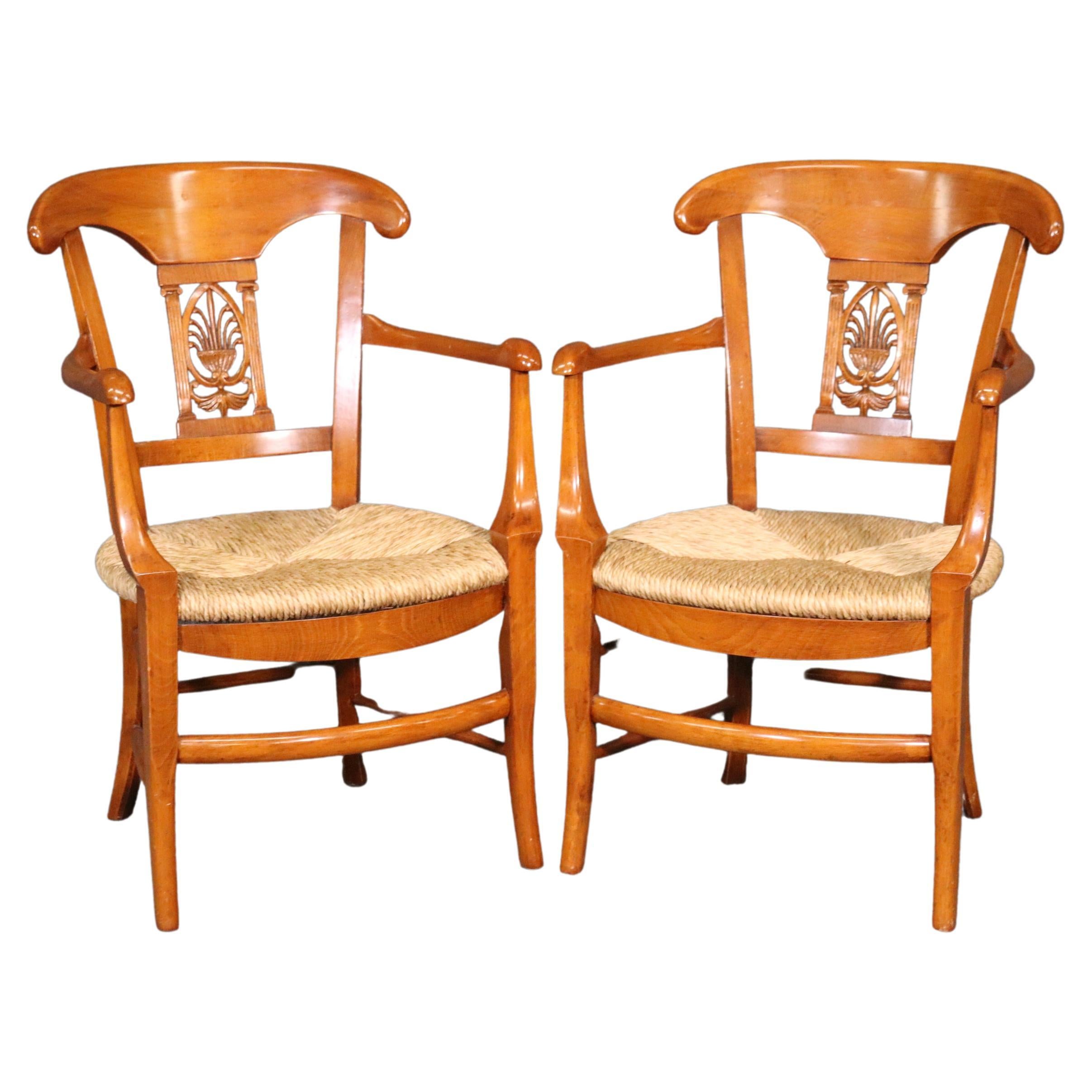 Feines Paar massiver Nussbaum Französisch Directoire Rush Seated Armchairs