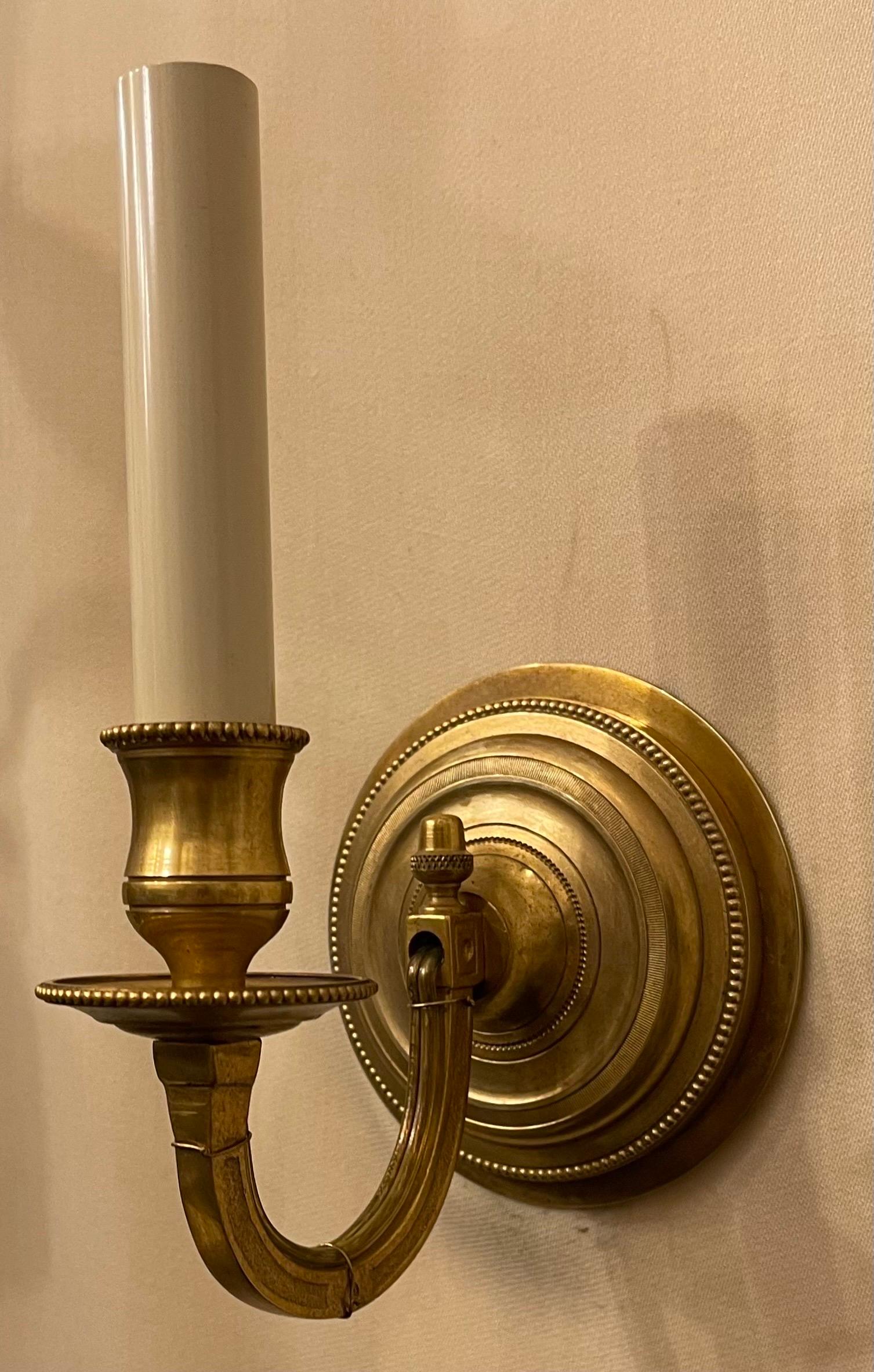 Feines Paar Vaughan Designs Französisch Reich neoklassischen Bronze Finial einzigen Kandelaber Licht Wandleuchter
