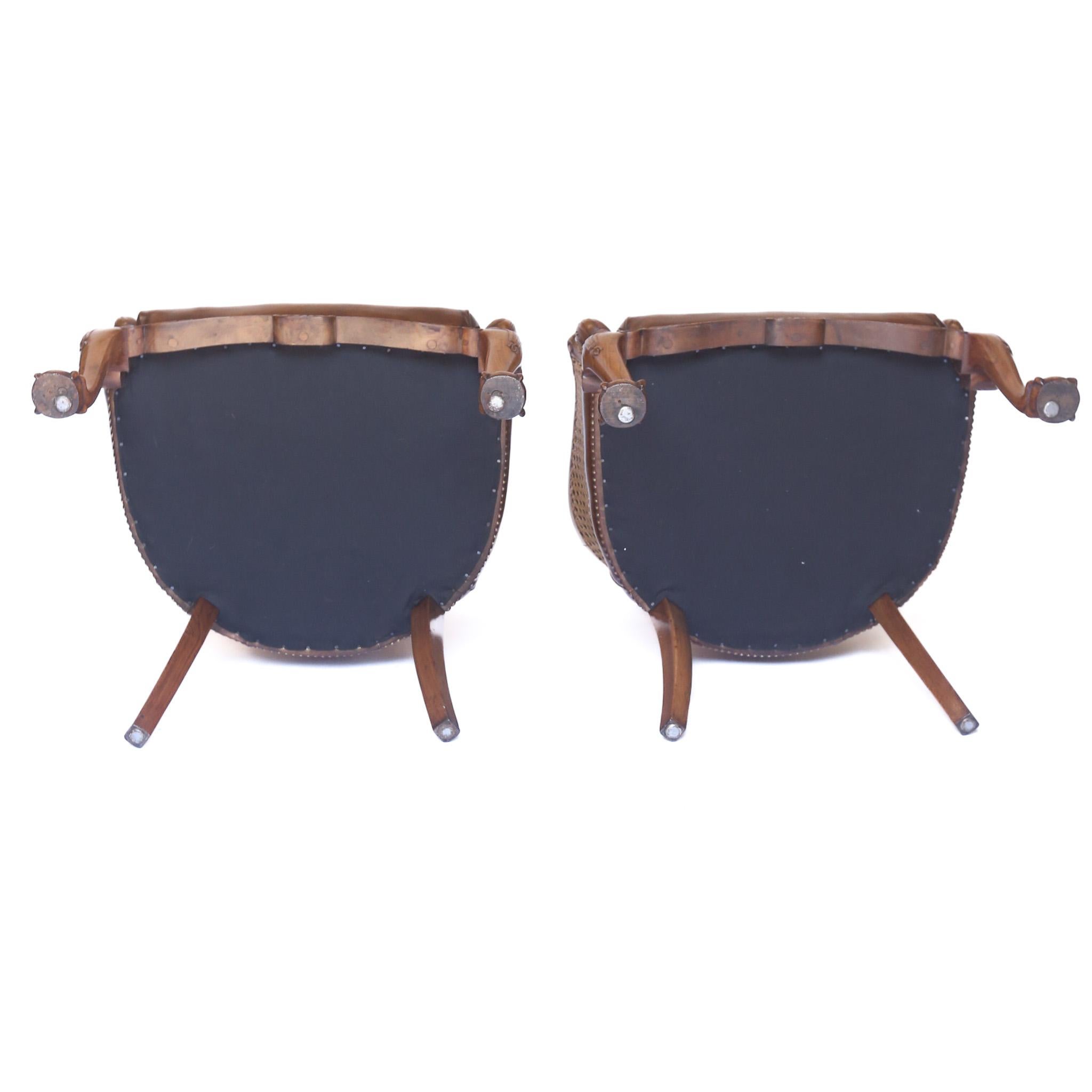 Fino Par Silla en Forma de Bañera de Nogal y Bergere Tallado Pulido en venta