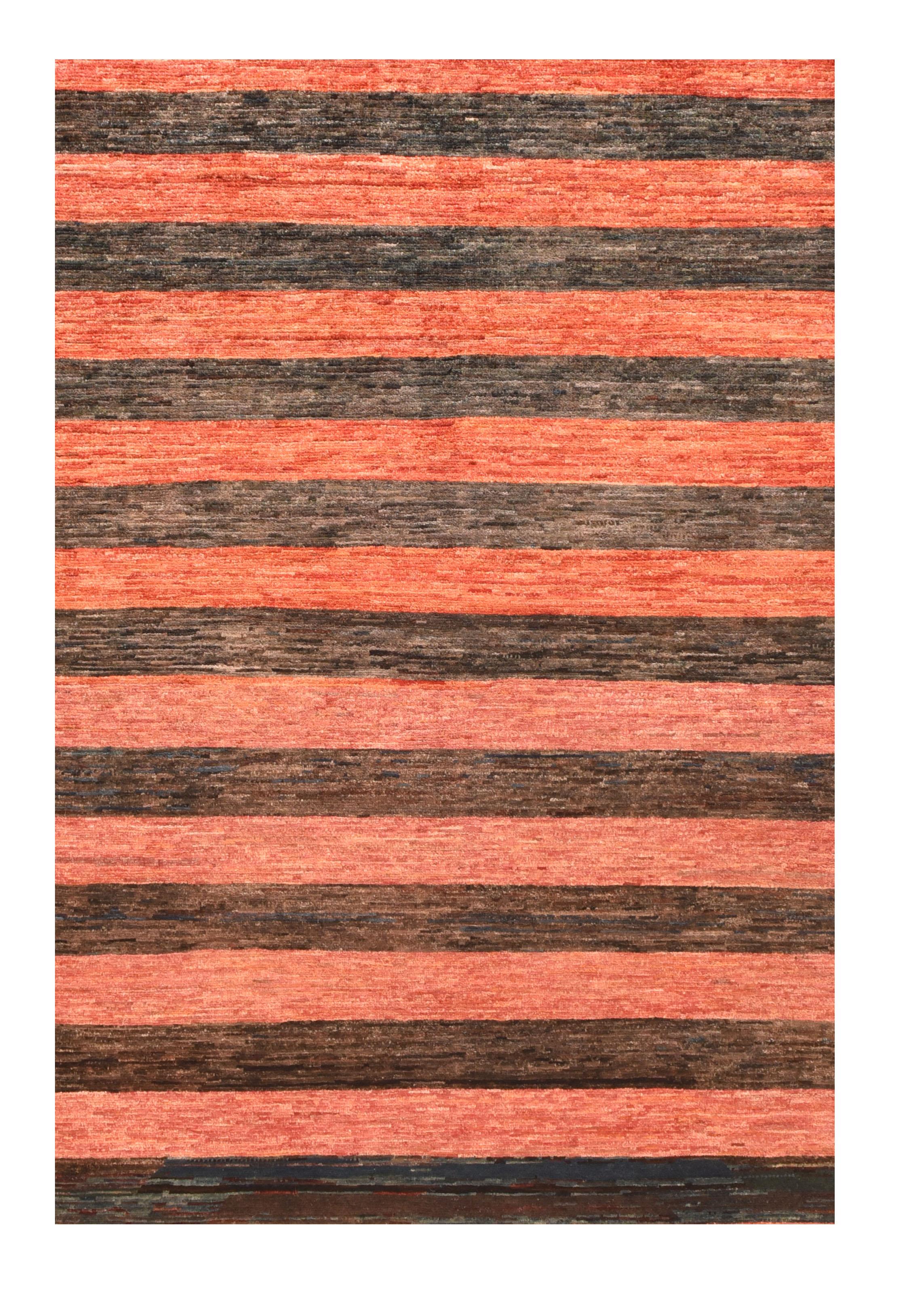 Gabbeh-Teppich 6'7'' x 9'7''.

Entwurf: Stammesangehörige

Ein pakistanischer Teppich (Pak Persian Rug oder Pakistani carpet) ist eine Art handgefertigter Bodenbelag, der traditionell in Pakistan hergestellt wird.

Ein Pak Gabbeh ist dem persischen