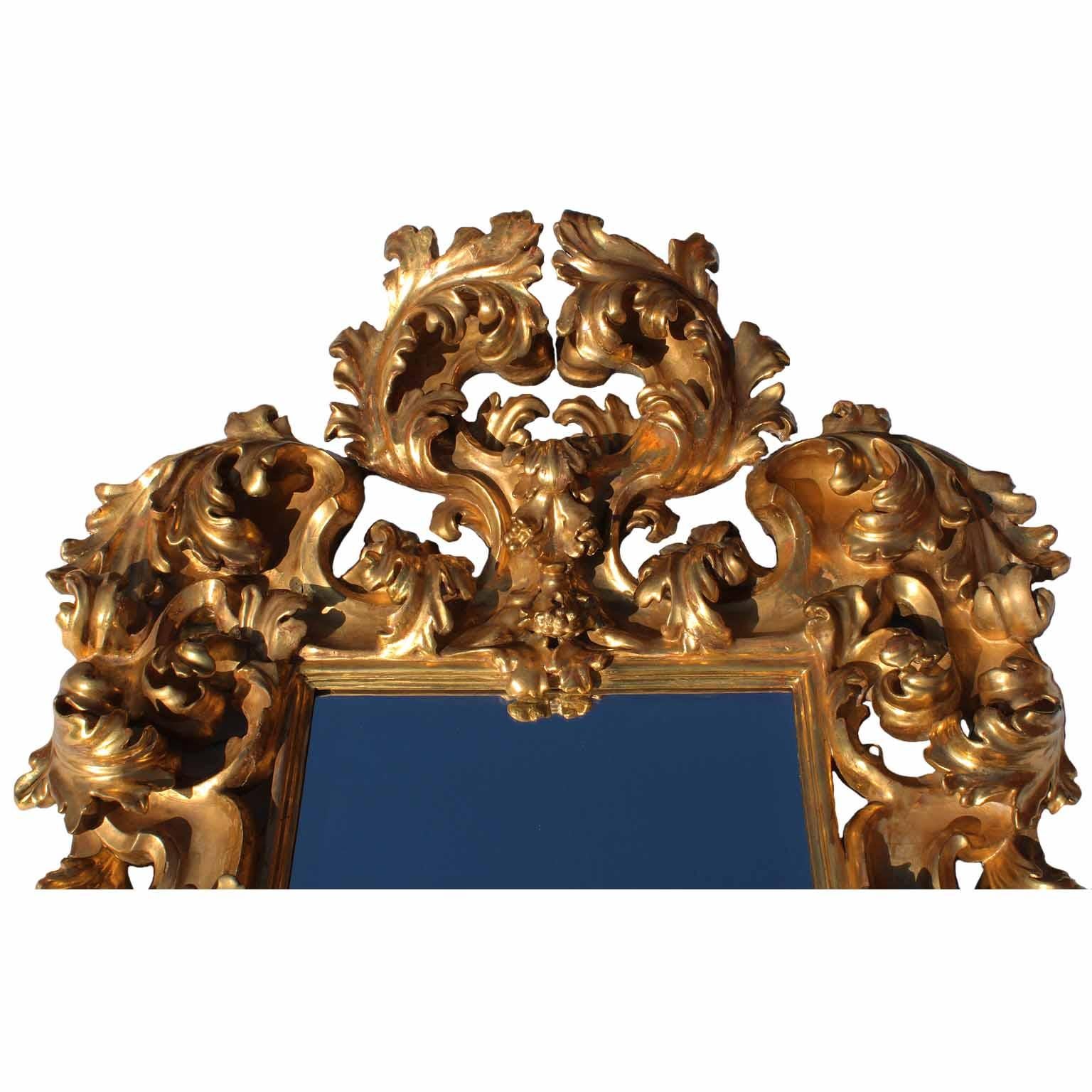 Un cadre de miroir sculpté en bois doré florentin rococo italien du XIXe siècle, de qualité palatiale et muséale. Le cadre sculpté de rinceaux et d'acanthes, entièrement doré, est d'origine, vers Florence, 1870-1880.

Mesures : Hauteur : 68 1/2