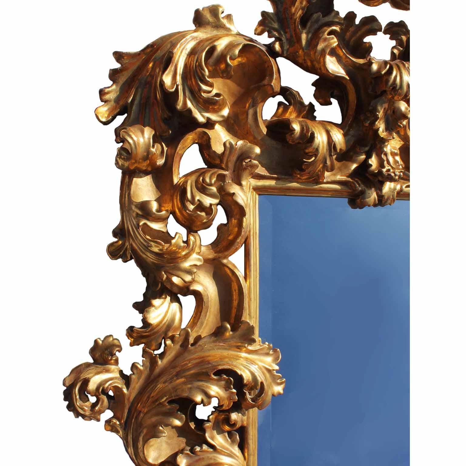 Néo-rococo Cadre de miroir palatial italien élégant du 19ème siècle en bois doré florentin sculpté en vente
