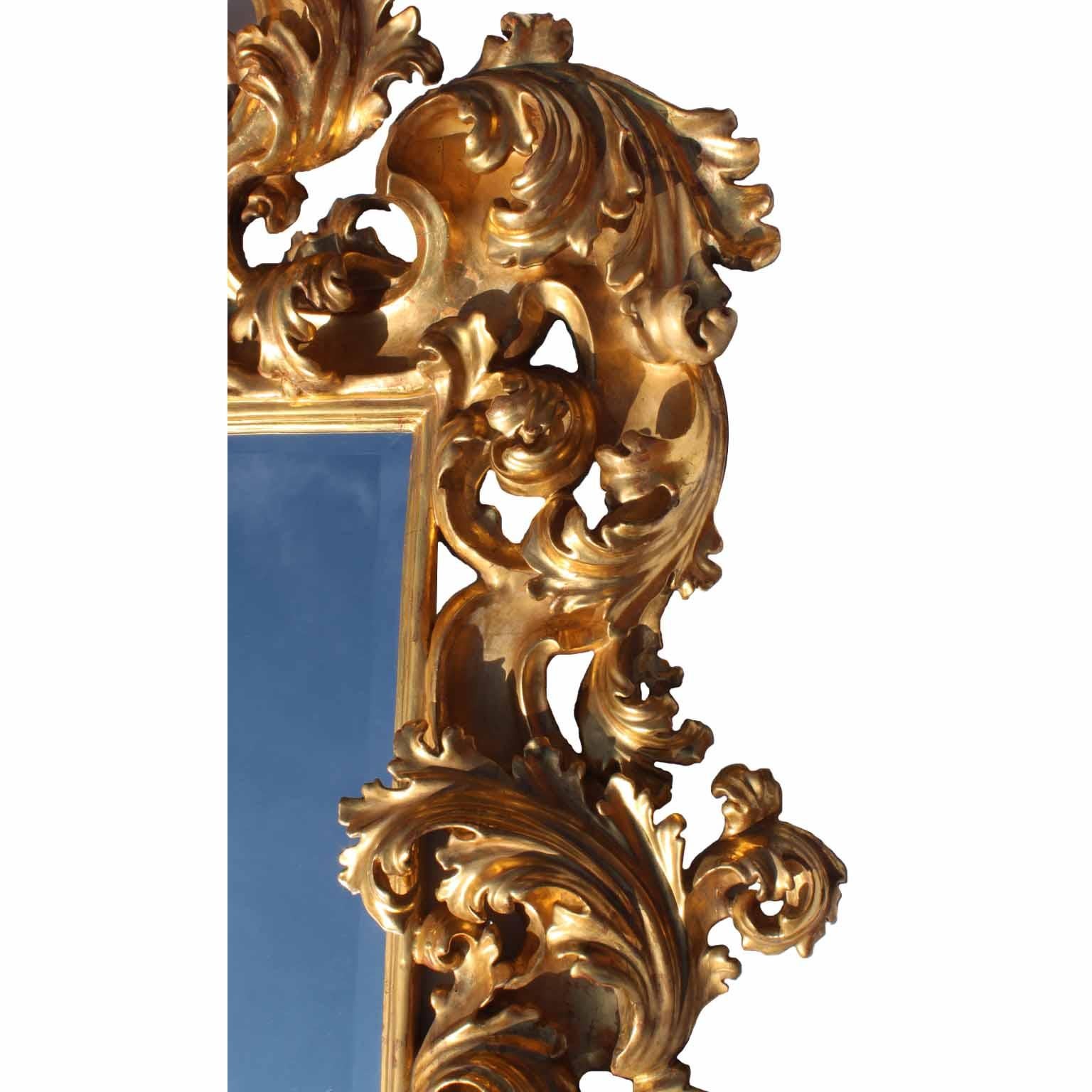 Doré Cadre de miroir palatial italien élégant du 19ème siècle en bois doré florentin sculpté en vente