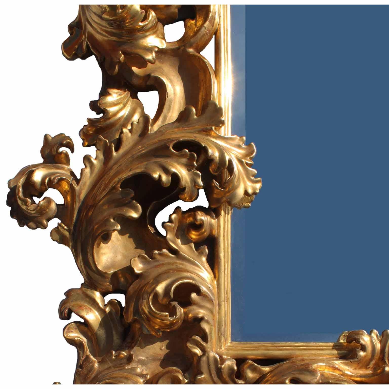 Florentiner geschnitzter, palastartiger italienischer Spiegelrahmen aus vergoldetem Holz aus dem 19. Jahrhundert (Vergoldet) im Angebot