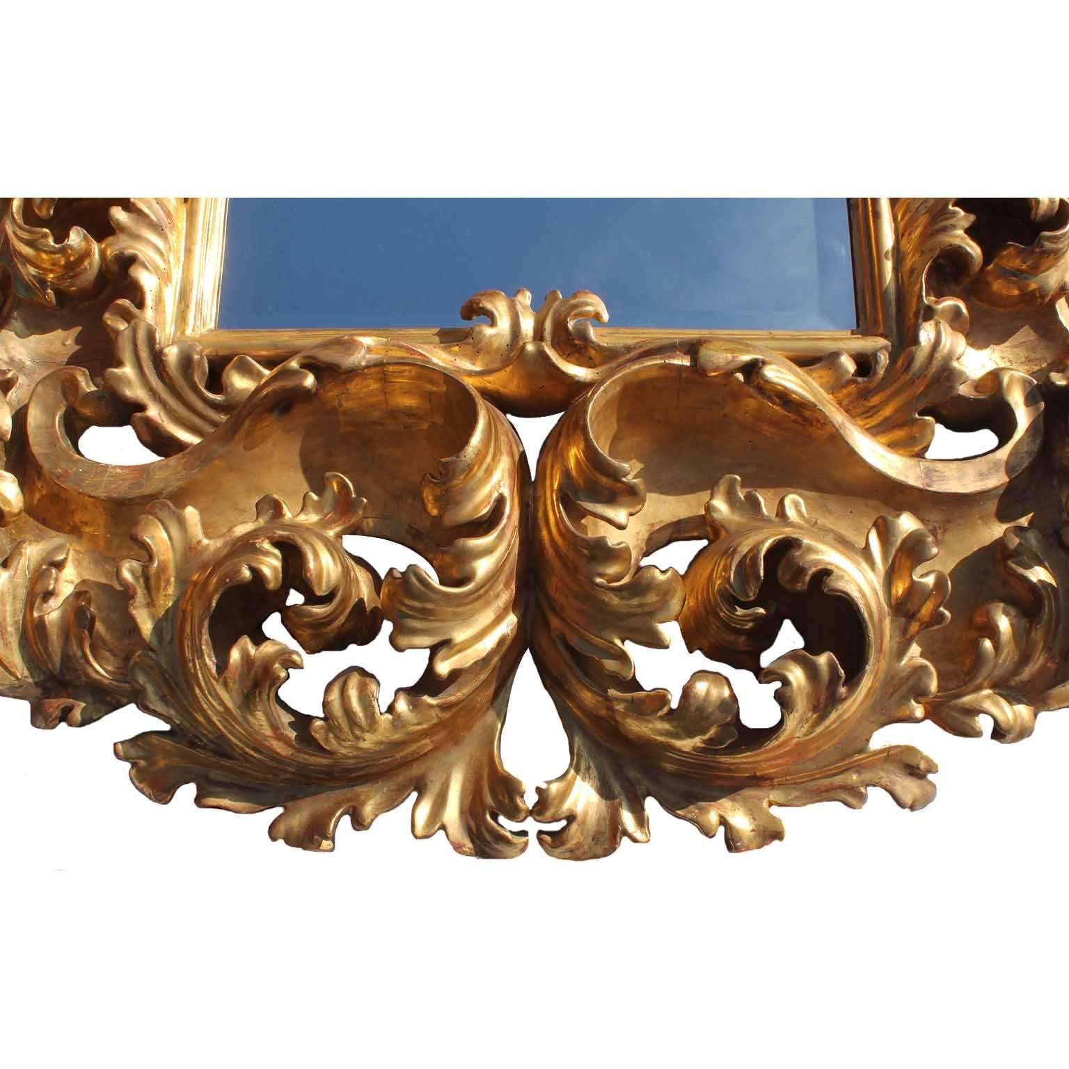 XVIIIe siècle Cadre de miroir palatial italien élégant du 19ème siècle en bois doré florentin sculpté en vente