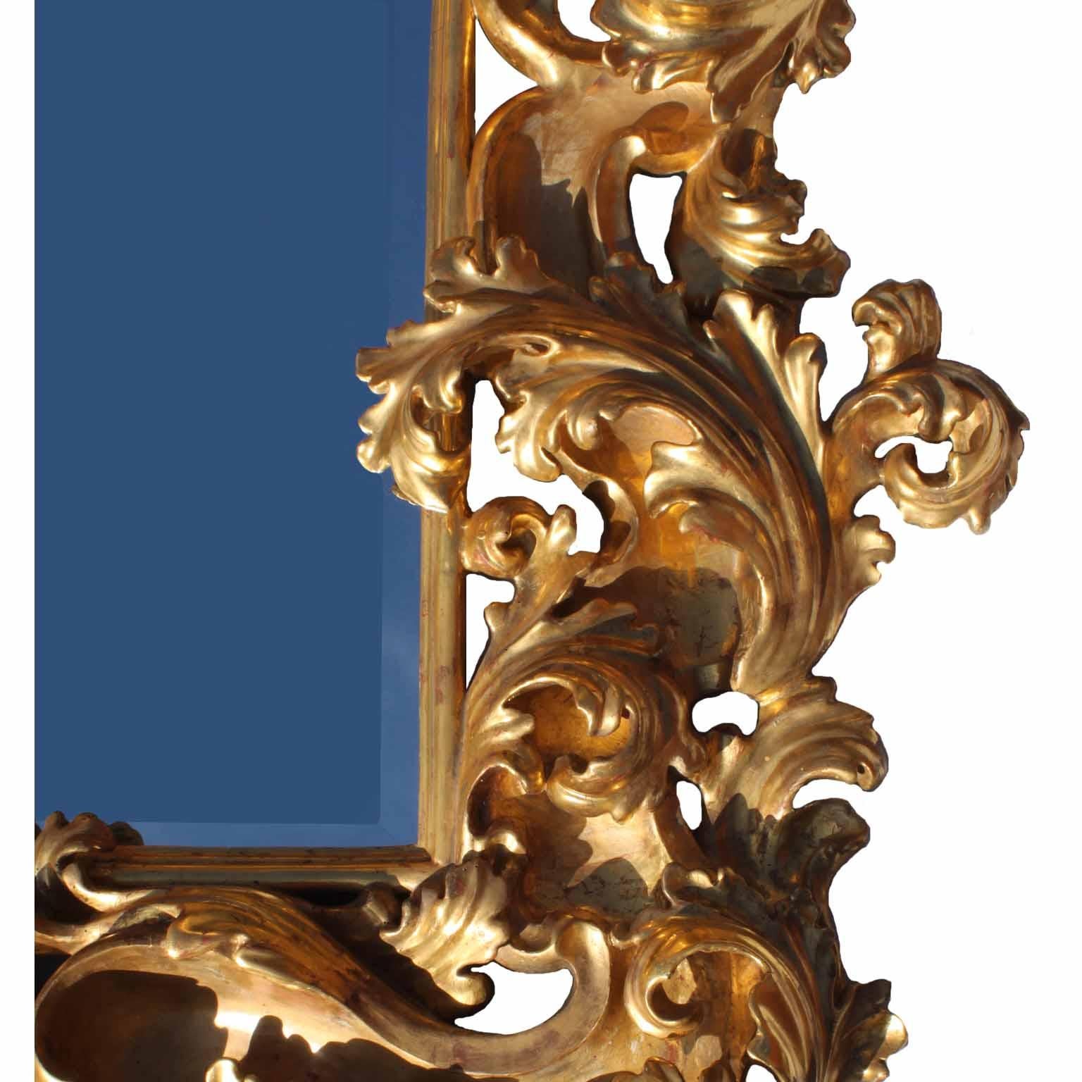 Bois Cadre de miroir palatial italien élégant du 19ème siècle en bois doré florentin sculpté en vente