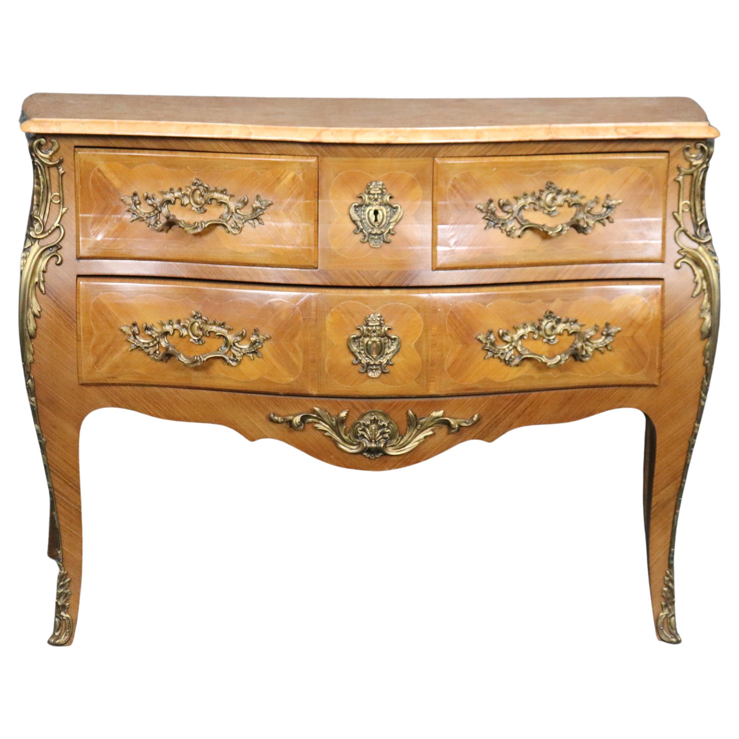 Pregevole commodo a 3 cassetti in noce chiaro francese Luigi XV montato in bronzo con piano in marmo