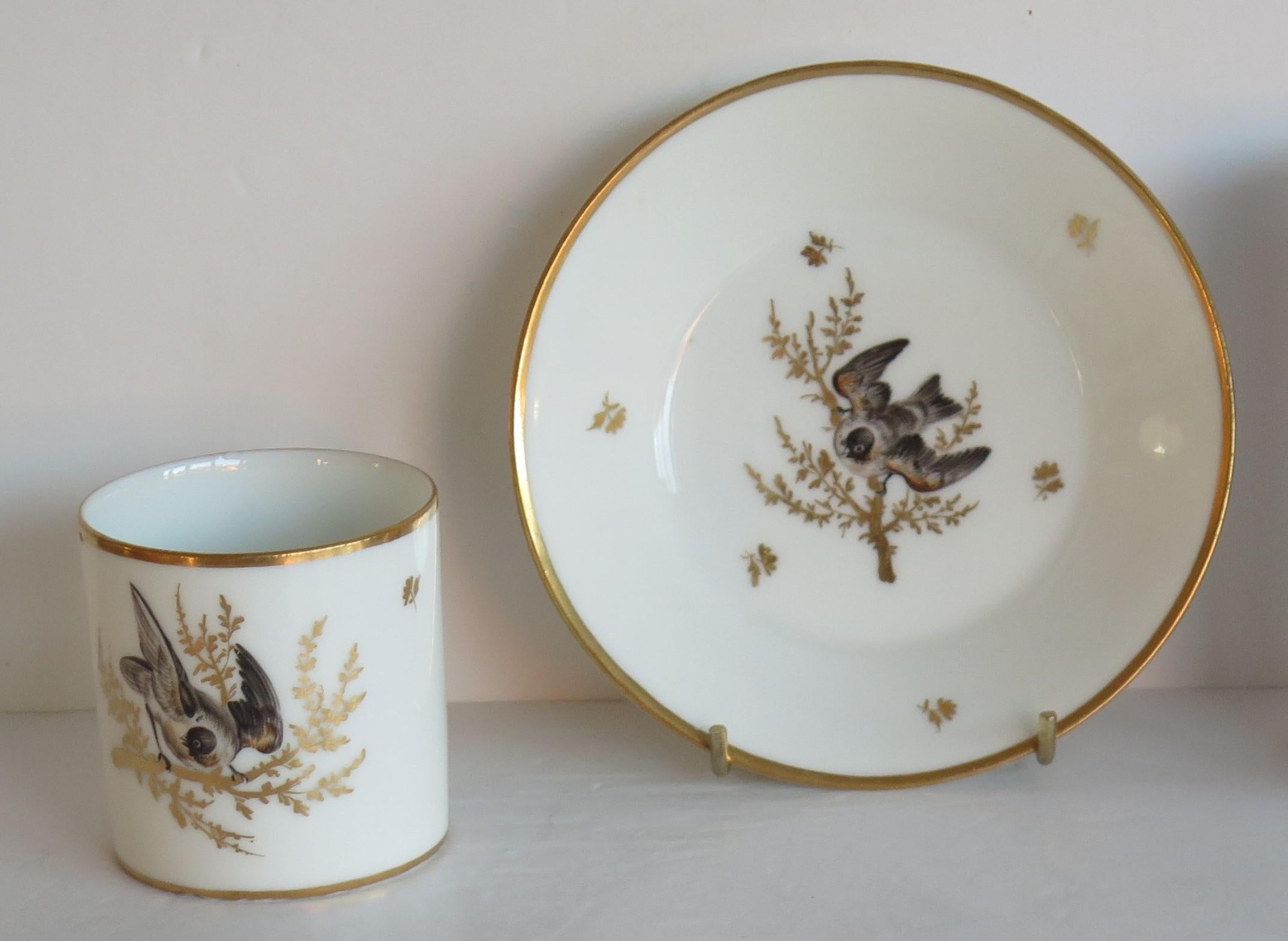 Se trata de un bellísimo dúo de cafetera y platito de porcelana, fabricado por un fabricante francés de París, que data de principios del siglo XIX, hacia 1800.

¡La fina calidad y el muy buen / excelente estado de estos artículos hacen que esta