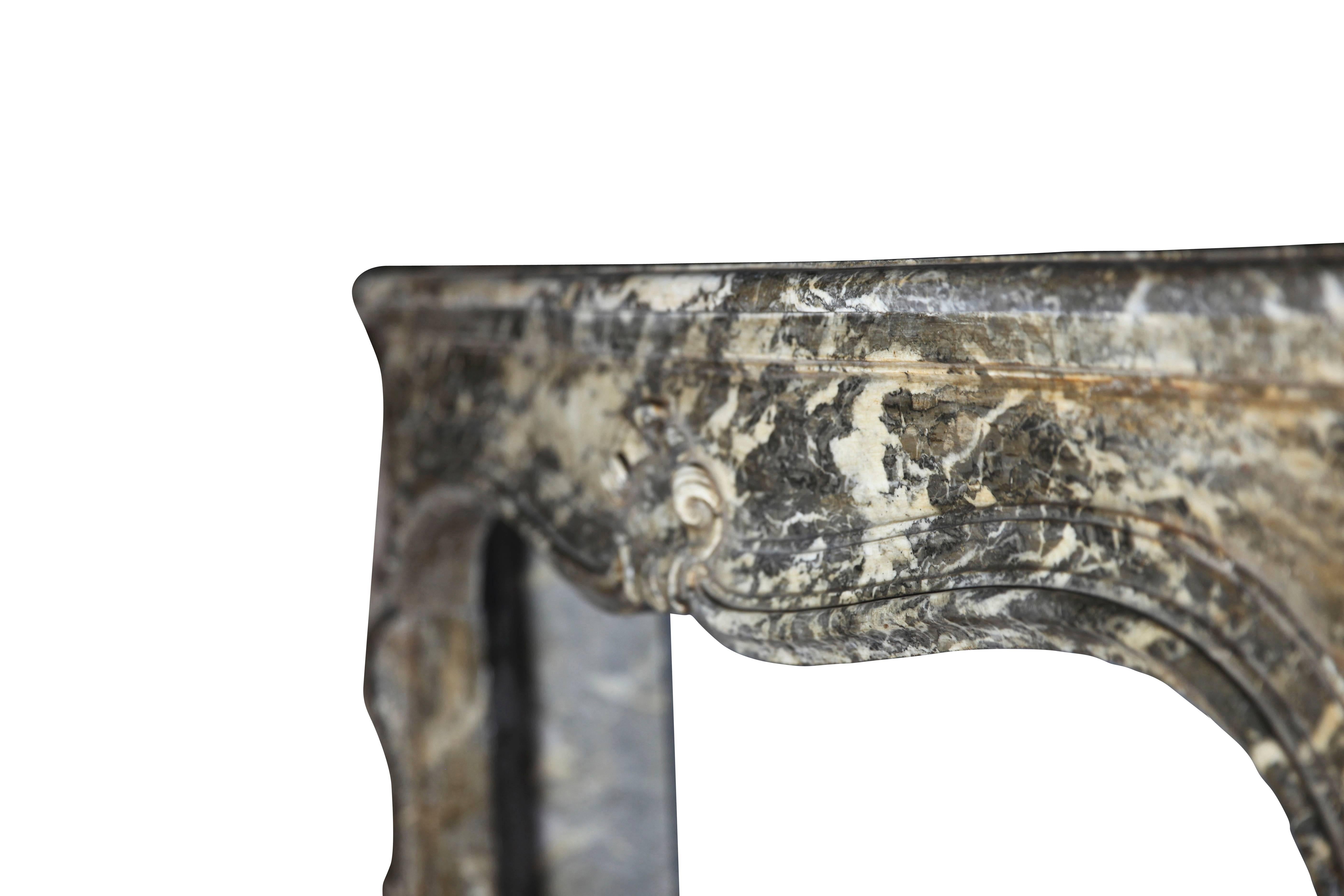 Ein seltener antiker Kaminsims (Kamin) aus typisch belgischem grauem Marmor aus dem 
Periode Ludwig XIV. Die diskreten Details im Fronton sind großartig. Die Fassade ist nach außen gewölbt. Zart mit einer tollen Patina.

Maßnahmen:
148 cm EW