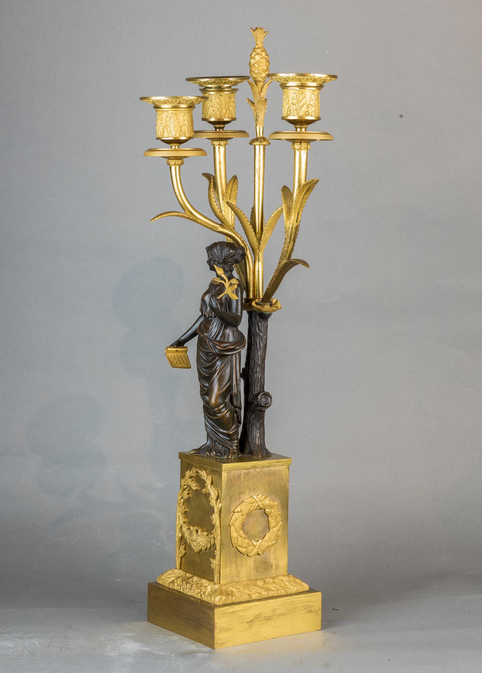 Drei-Licht-Figuren-Kandelaber aus patinierter und vergoldeter Bronze (Französisch) im Angebot