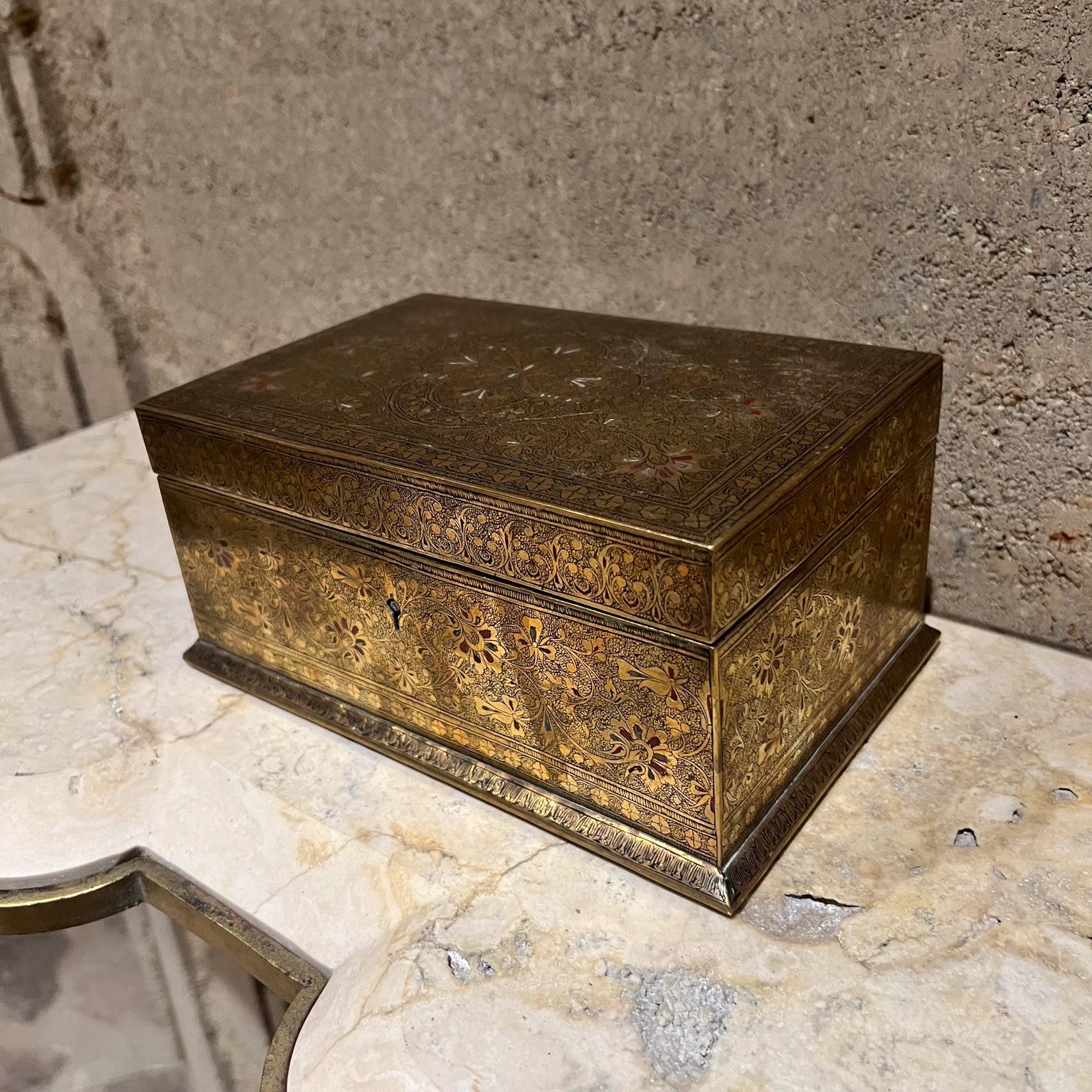 Fine Patinated Etched Brass Jewelry Box Style Tiffany In Good Condition For Sale In Chula Vista, CA