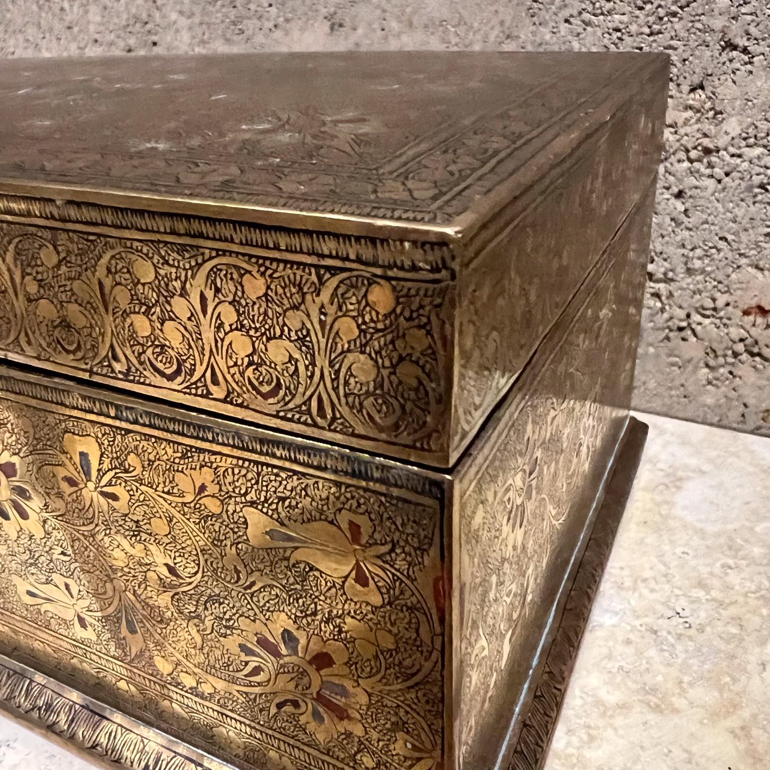 20th Century Fine Patinated Etched Brass Jewelry Box Style Tiffany For Sale