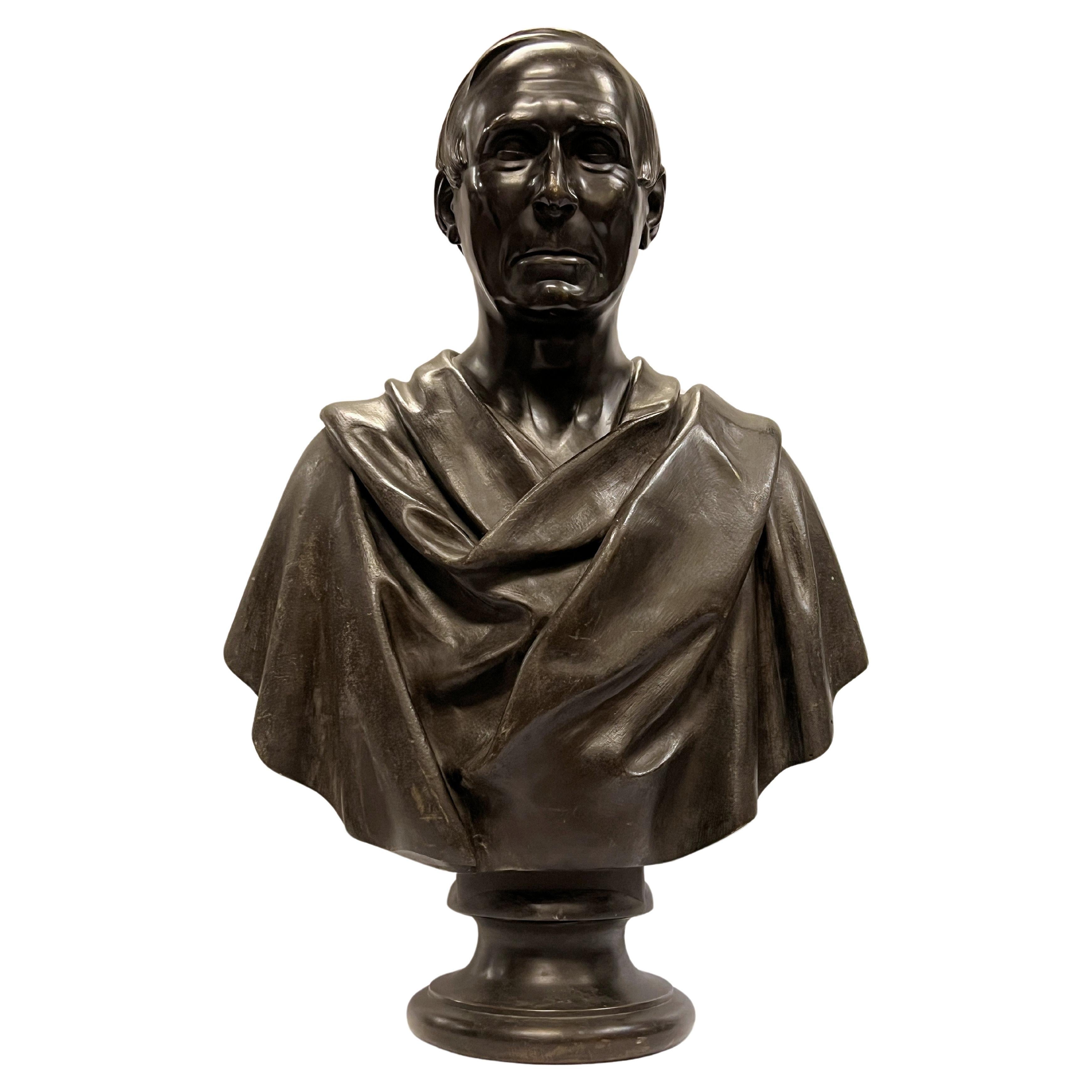 Gran busto de bronce patinado de un noble romano o griego