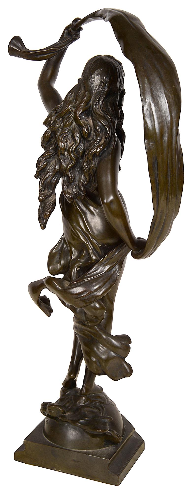 Patiné Statue en bronze patiné intitulée 