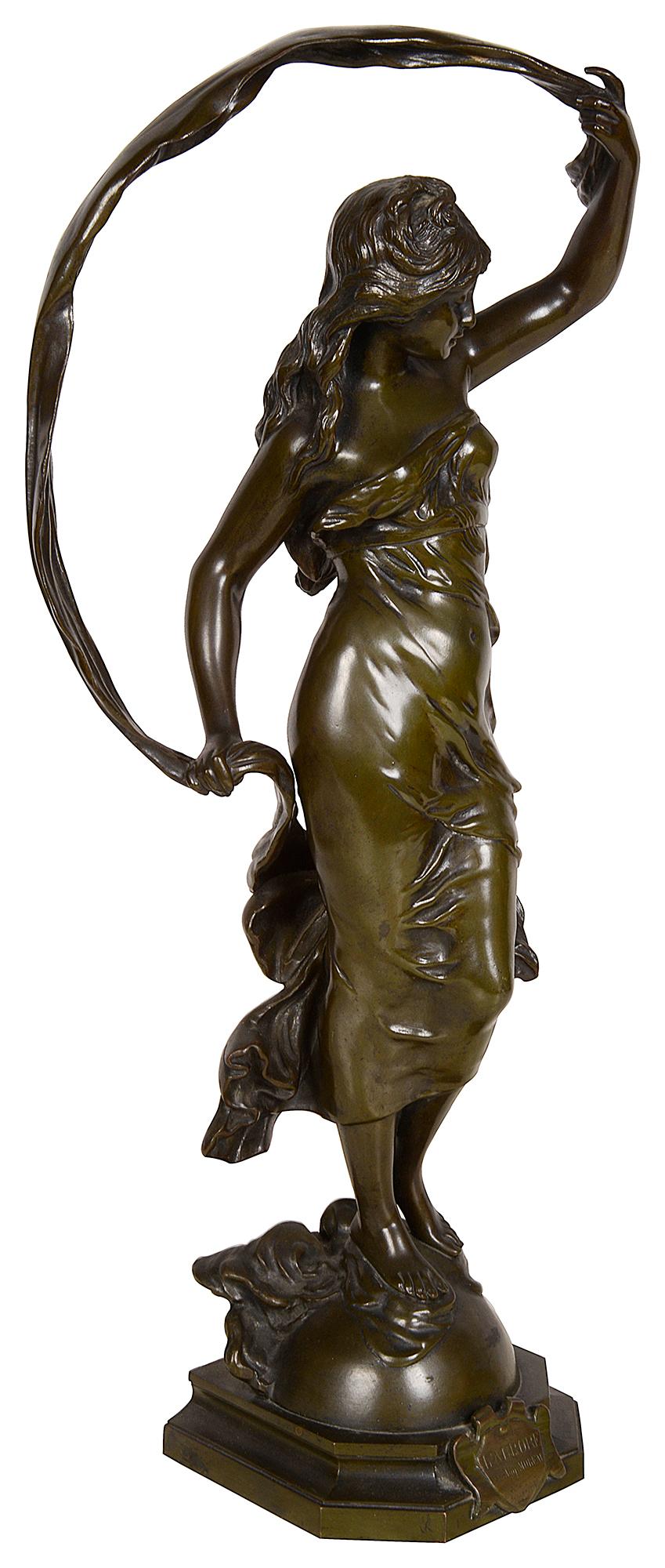 Statue en bronze patiné intitulée 