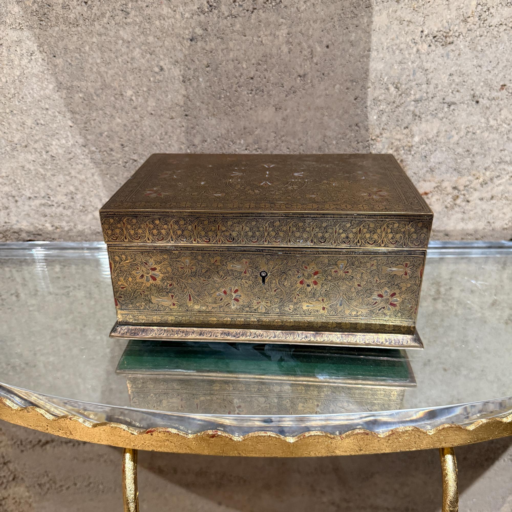 Joyero fino de latón patinado grabado estilo Tiffany en venta 7