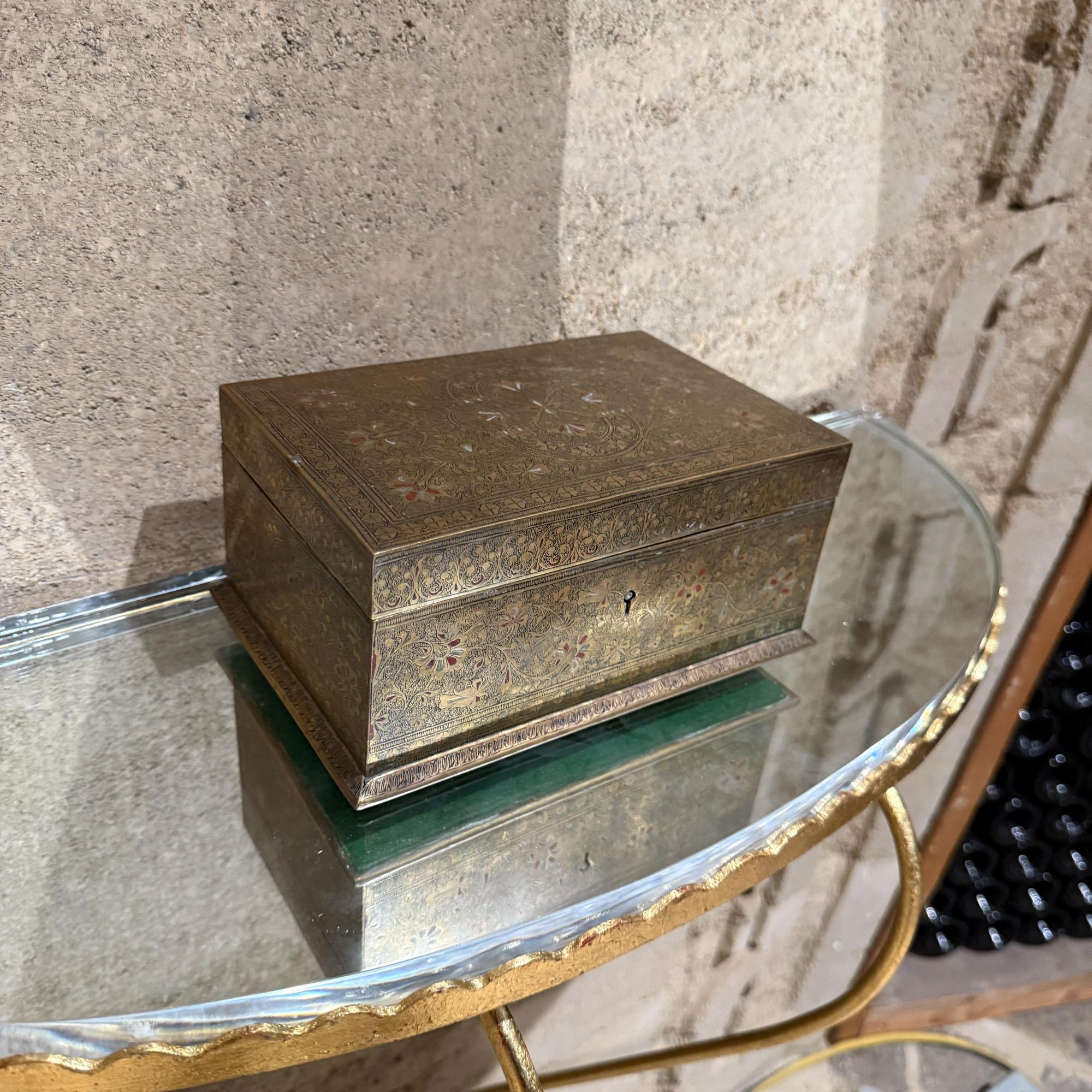 Joyero fino de latón patinado grabado estilo Tiffany en venta 8