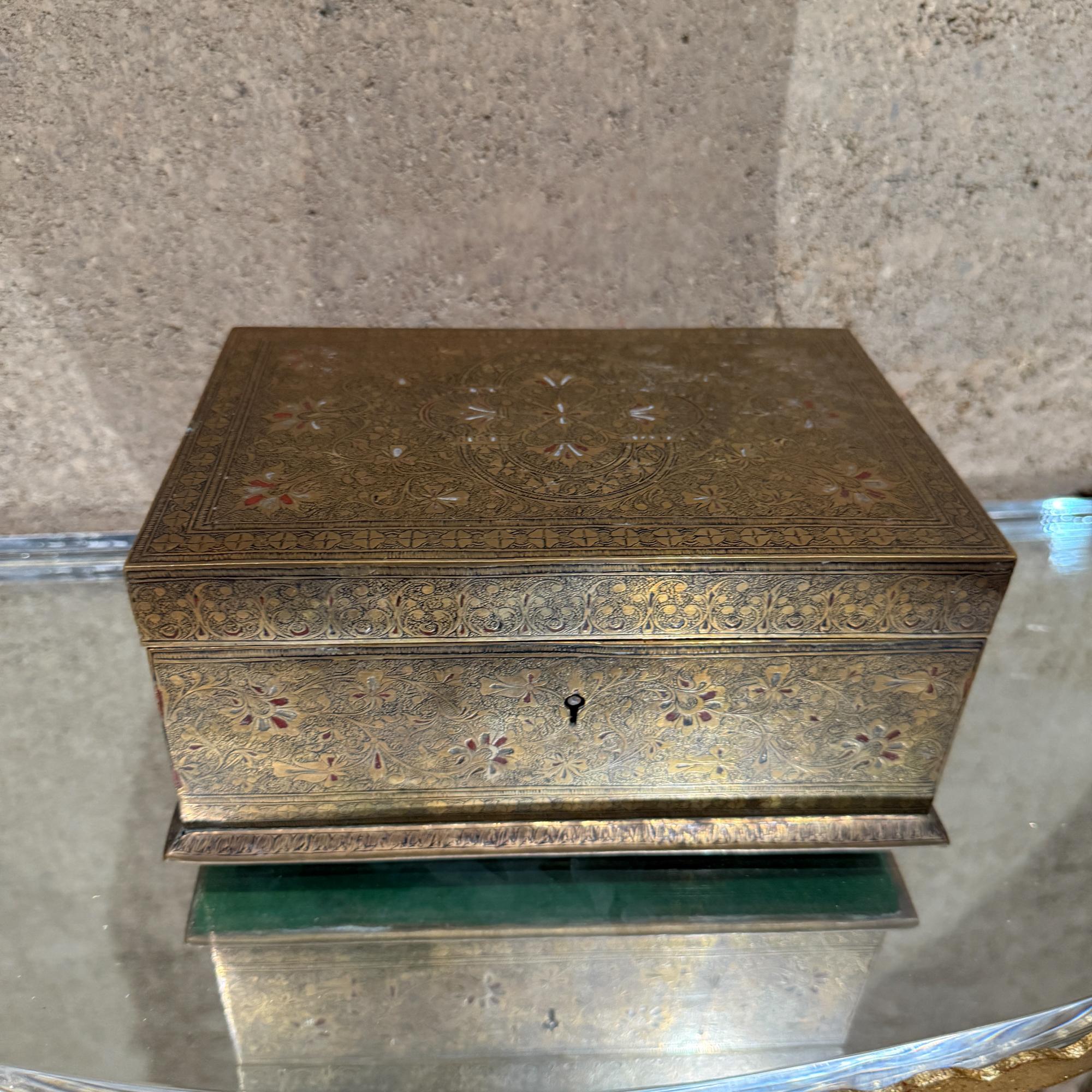 Joyero fino de latón patinado grabado estilo Tiffany en venta 10