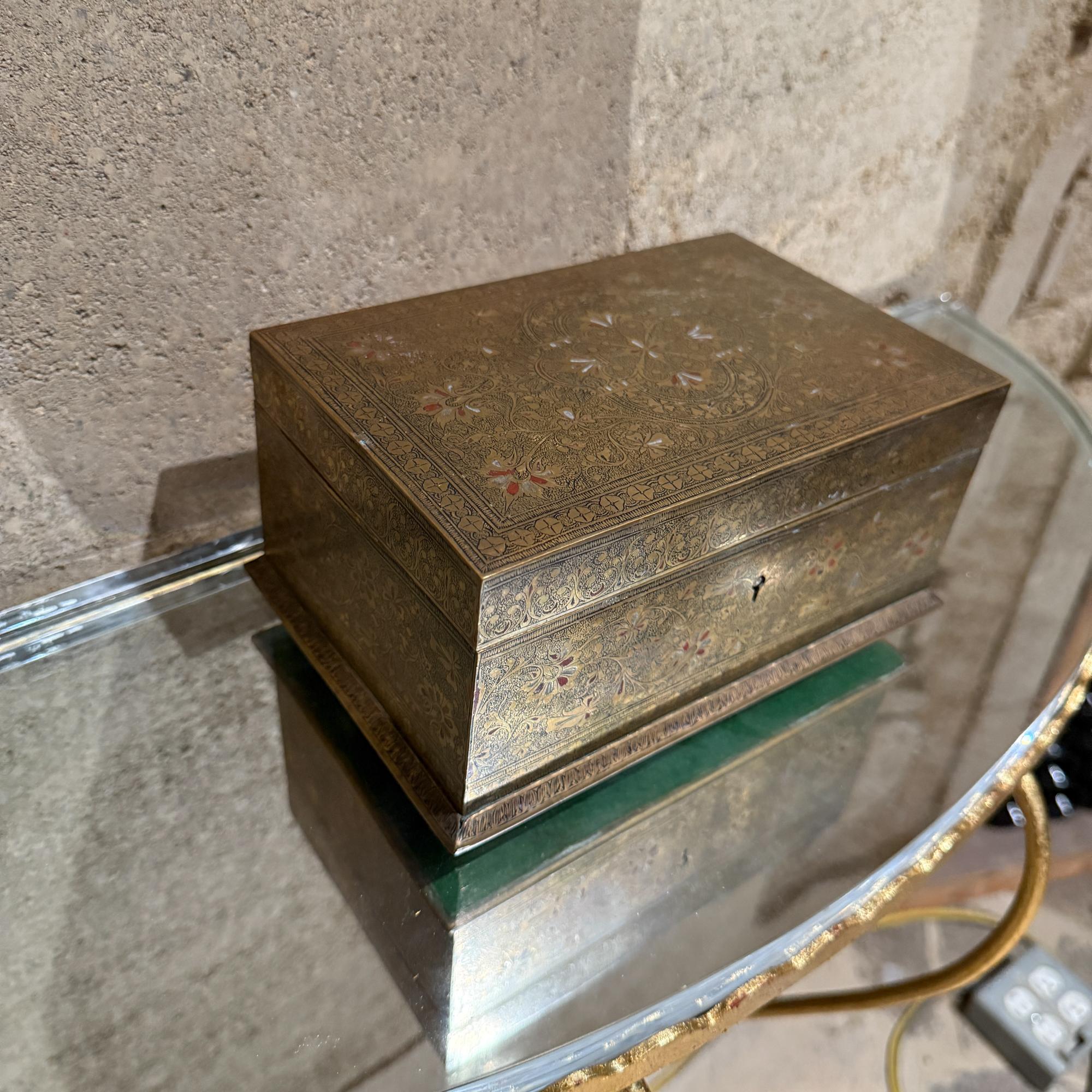 Joyero fino de latón patinado grabado estilo Tiffany en venta 11