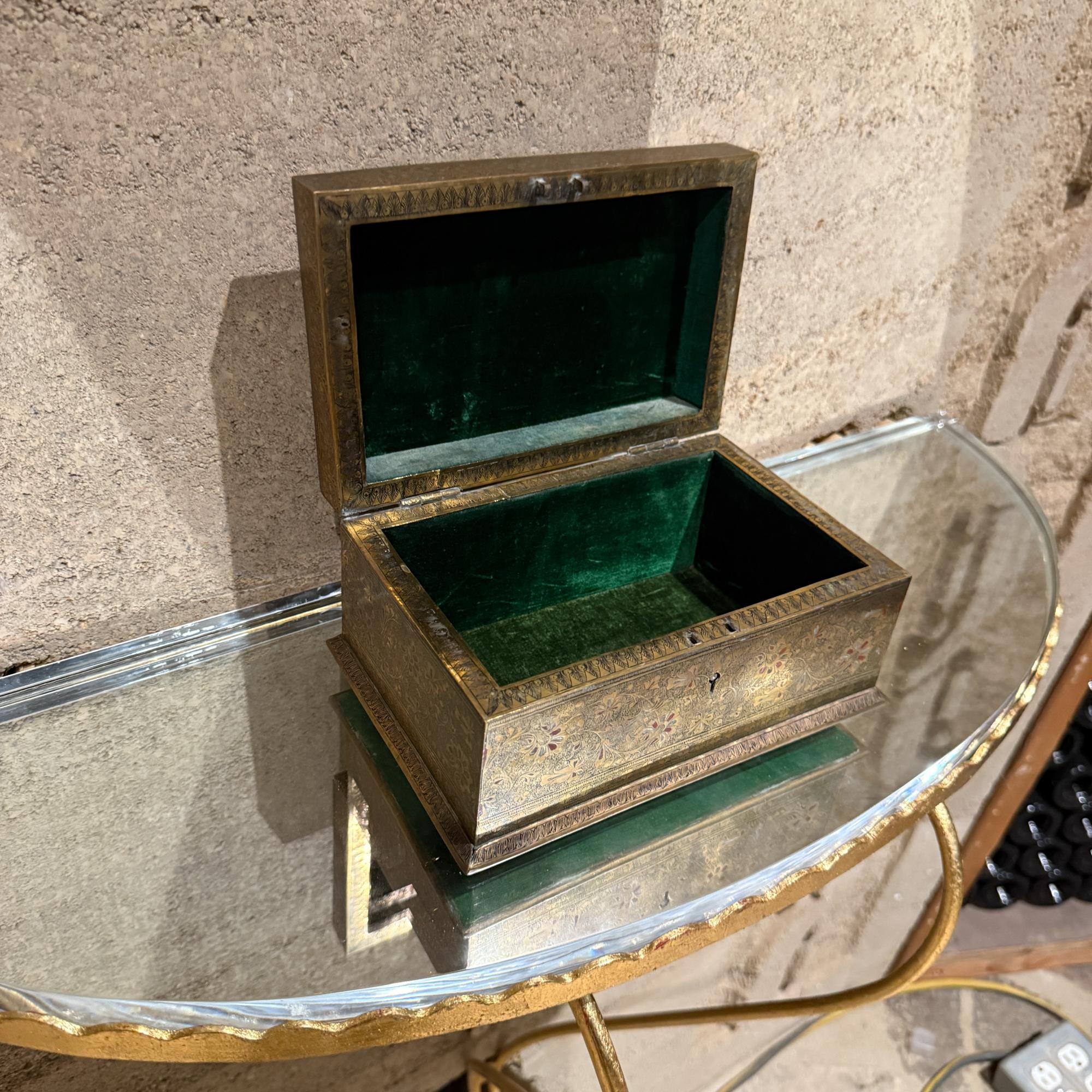 Joyero fino de latón patinado grabado estilo Tiffany en venta 12