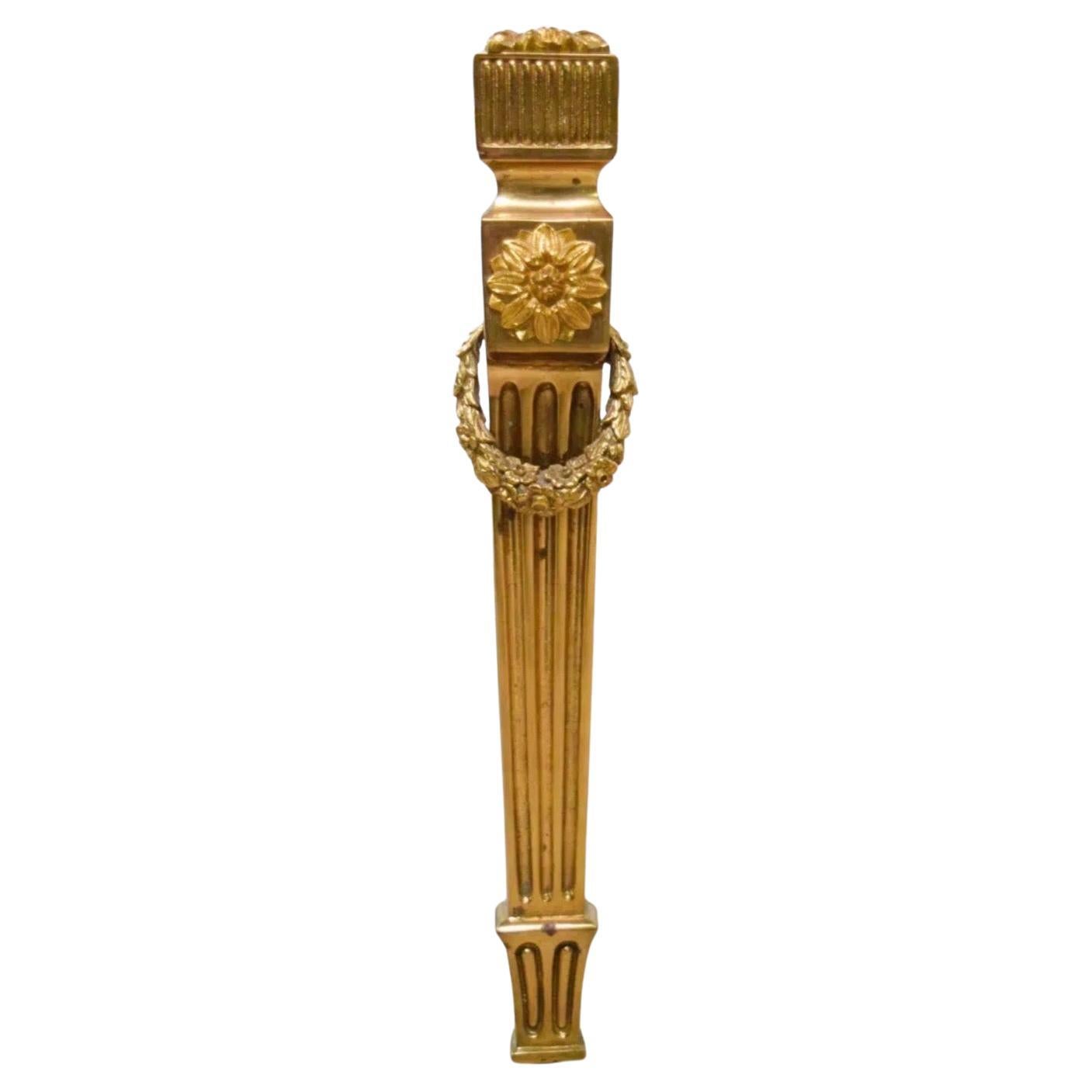 Regency P & A. Tavolino da caffè Guerin Luigi XVI a ghirlanda con rosette e gambe scanalate in bronzo dorato in vendita