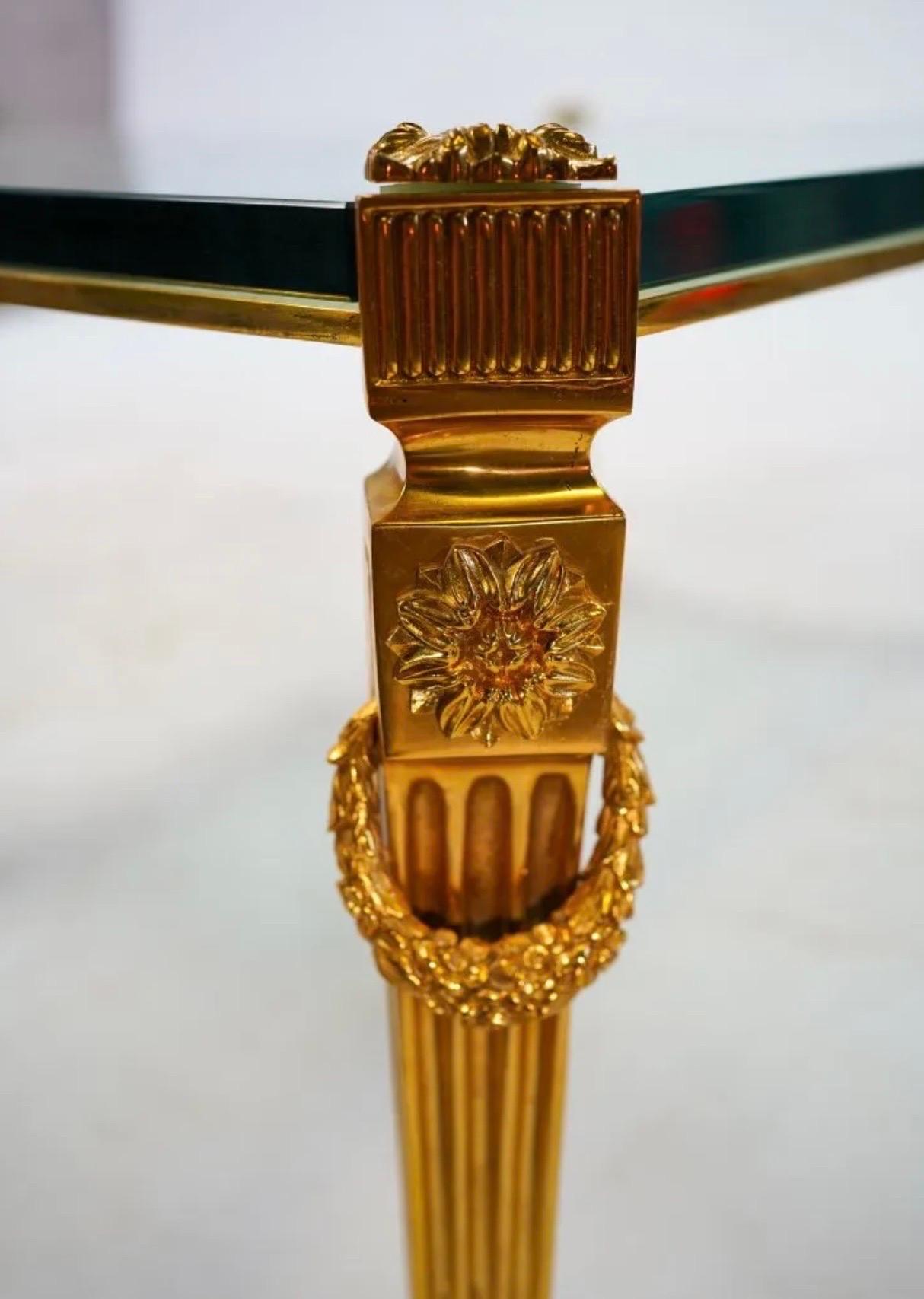 Schöner Sport Louis-XVI-Couchtisch, Garland Rosette, geriffelte Beine, vergoldete Bronze, Guerin (20. Jahrhundert)