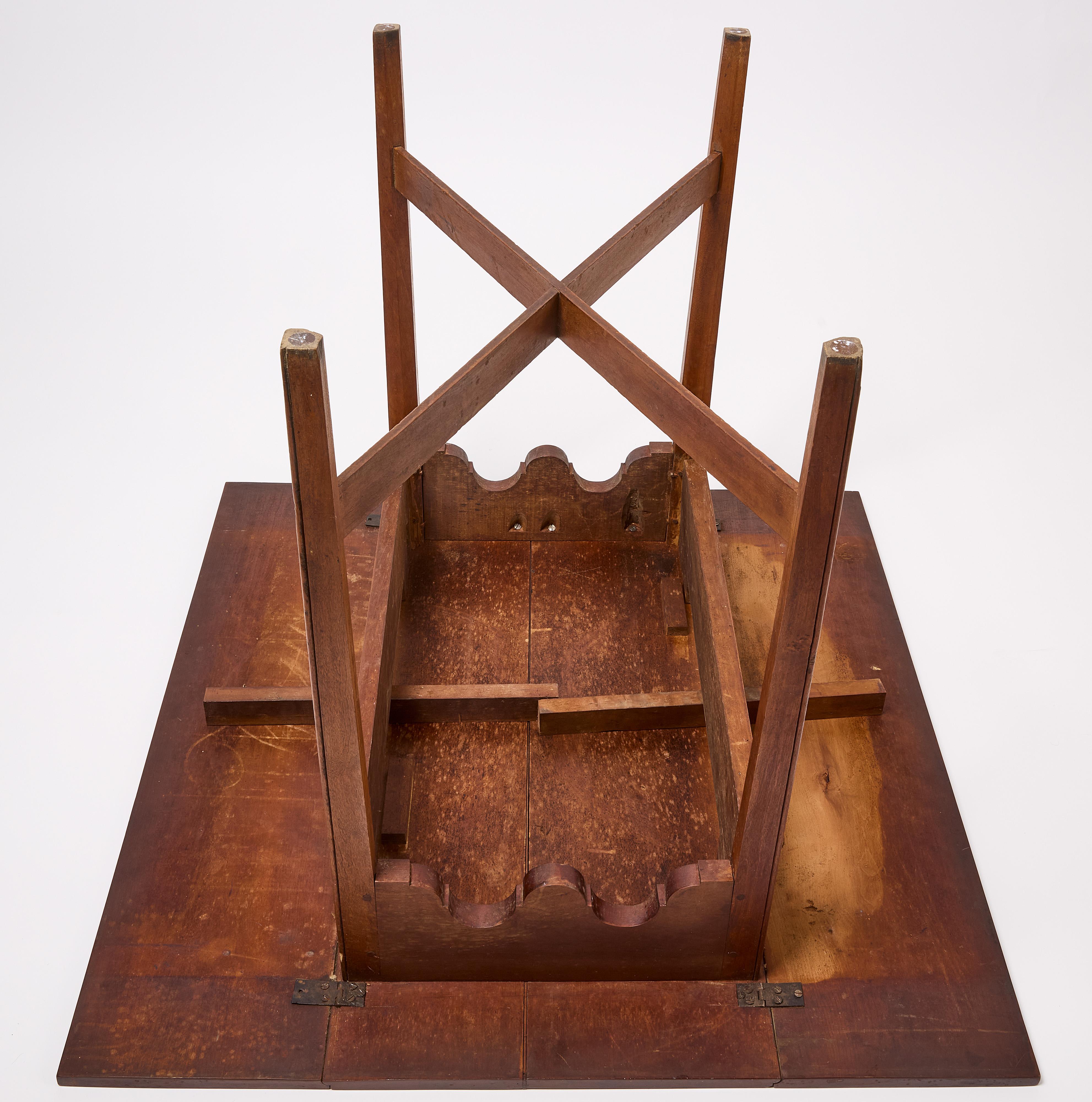 Pembroke drop-leaf table with carved apron, X stretchers and molded carved legs. Cherry wood. New England, circa 1800. Original condition.

H 28-3/4