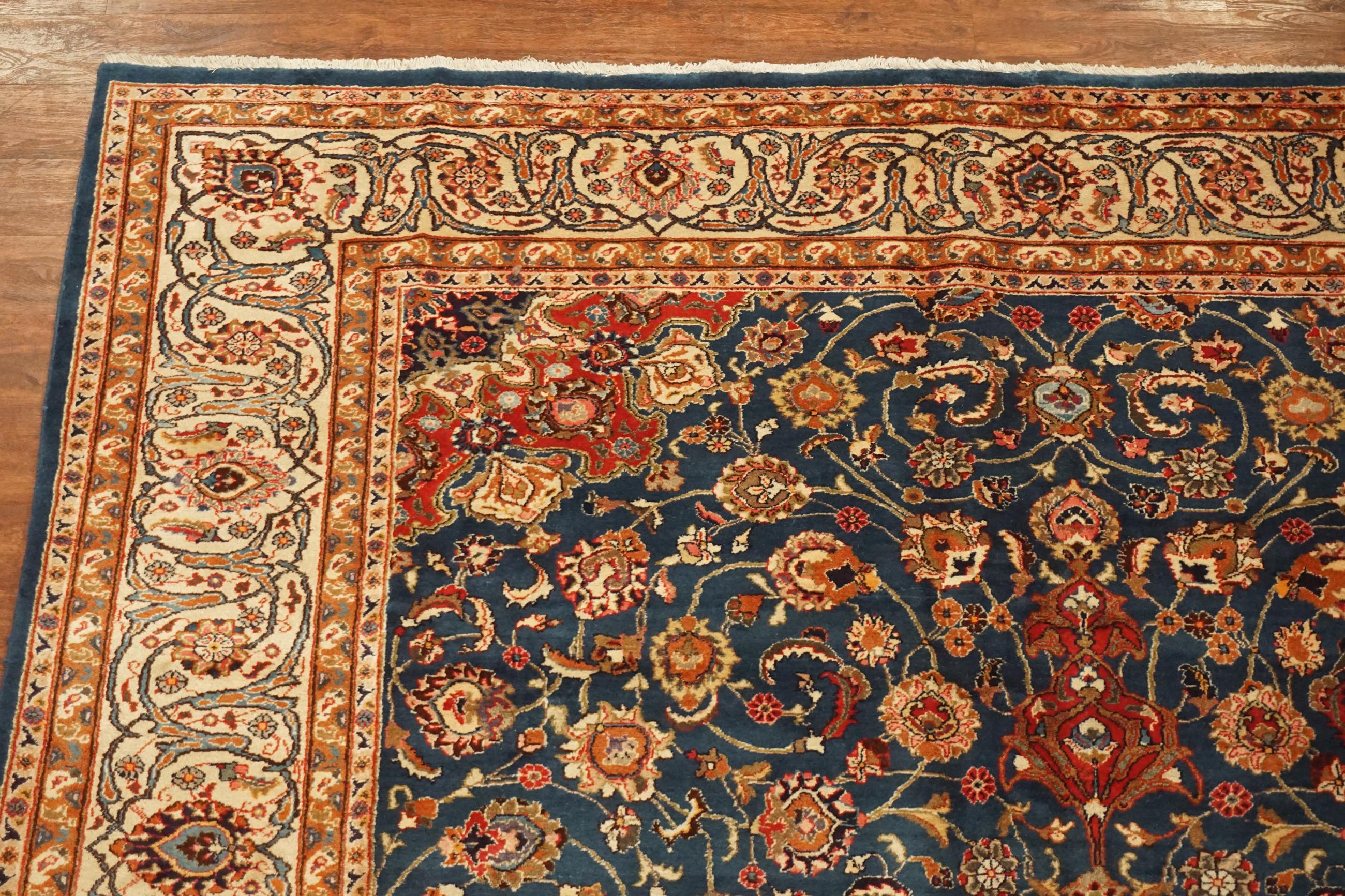 Fine Persian Isfahan, circa 1960 In Excellent Condition For Sale In Laguna Hills, CA