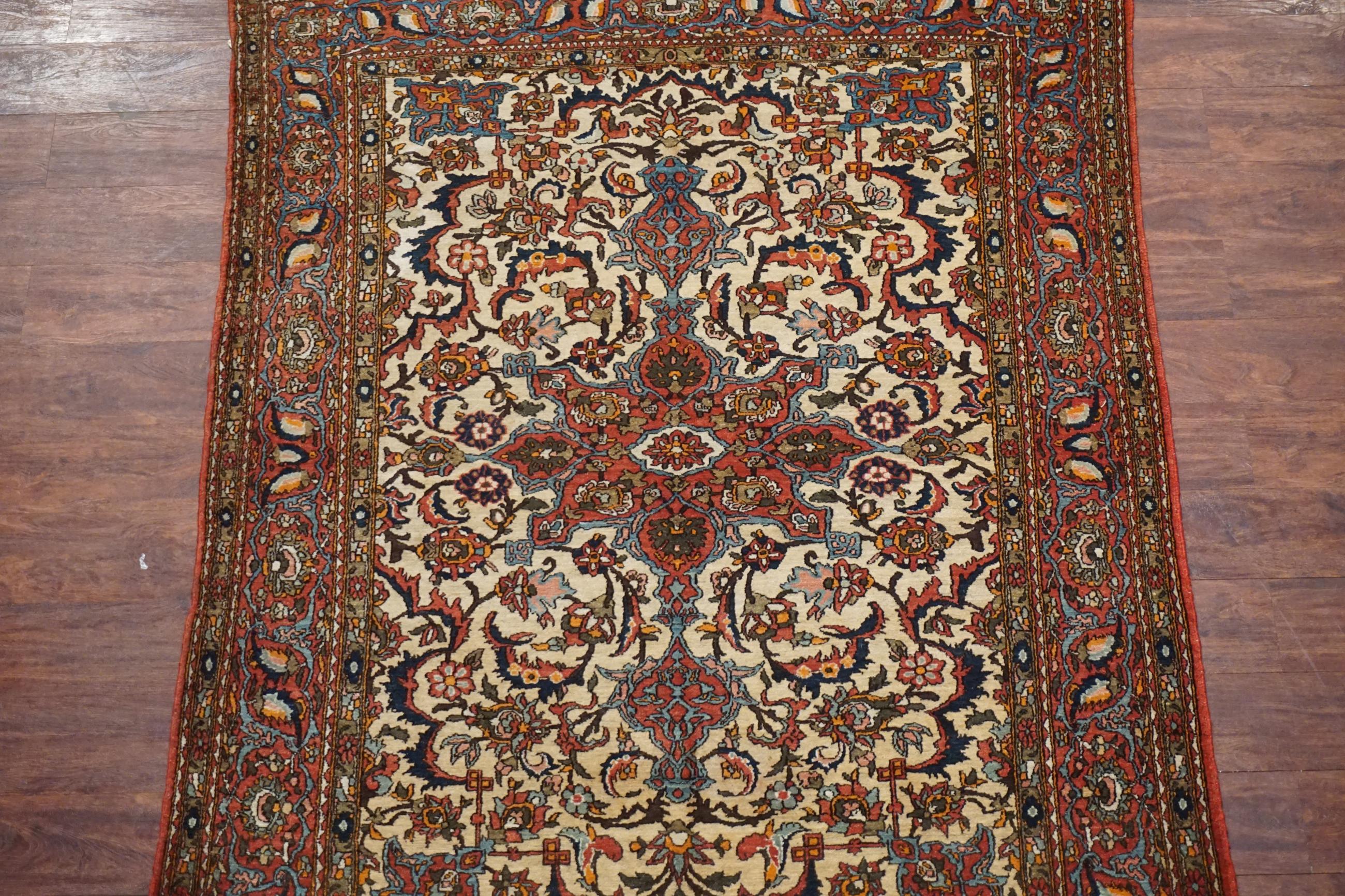 Fine Persian Isfahan rug

circa 1940

Measures: 4' 9