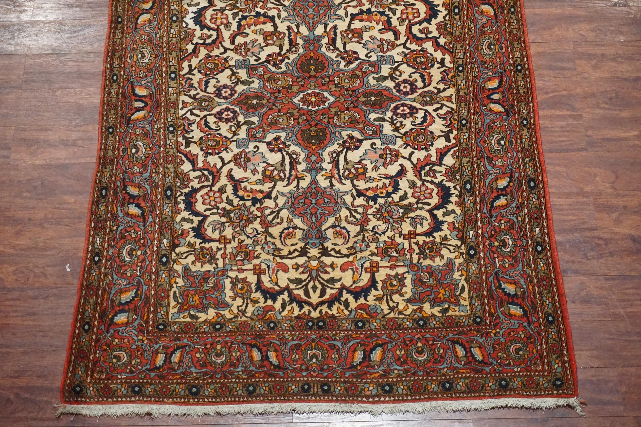 Fine Persian Isfahan Rug, circa 1940 In Excellent Condition For Sale In Northridge, CA