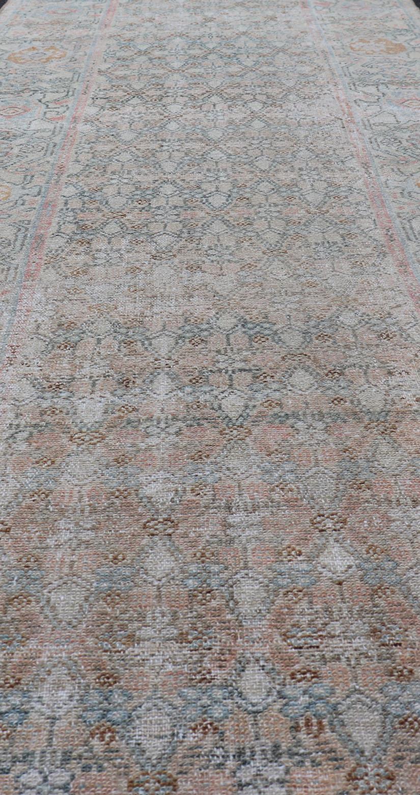 Fino Traves de Mesa Persa Malayer en tonos suaves de azul, salmón, rosa, melocotón y naranja en venta 4