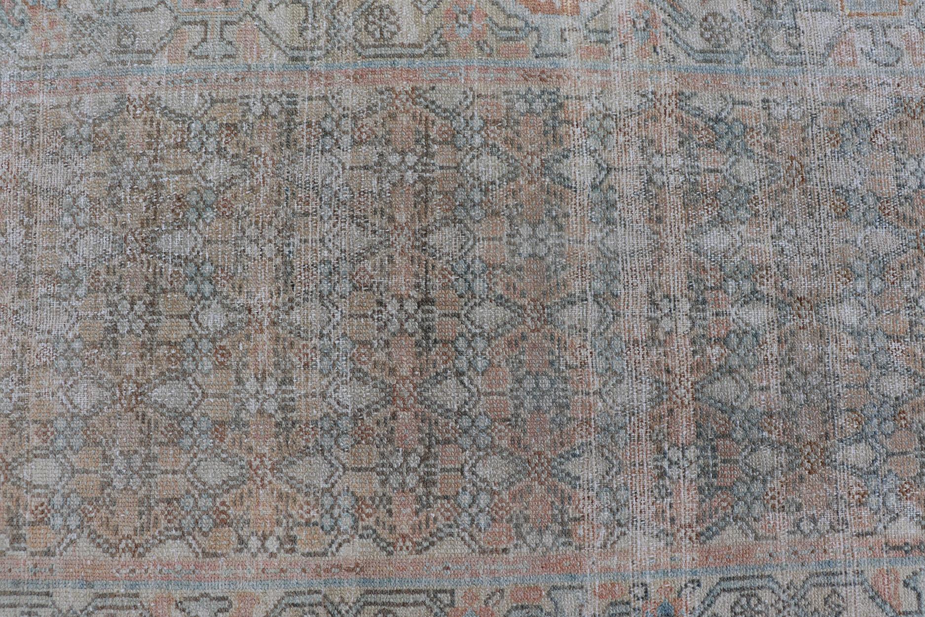 Fino Traves de Mesa Persa Malayer en tonos suaves de azul, salmón, rosa, melocotón y naranja en venta 8
