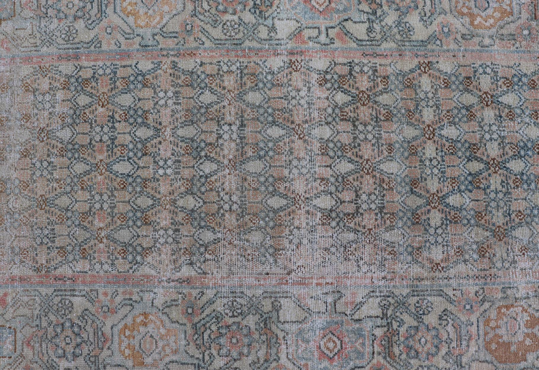 Fino Traves de Mesa Persa Malayer en tonos suaves de azul, salmón, rosa, melocotón y naranja en venta 9