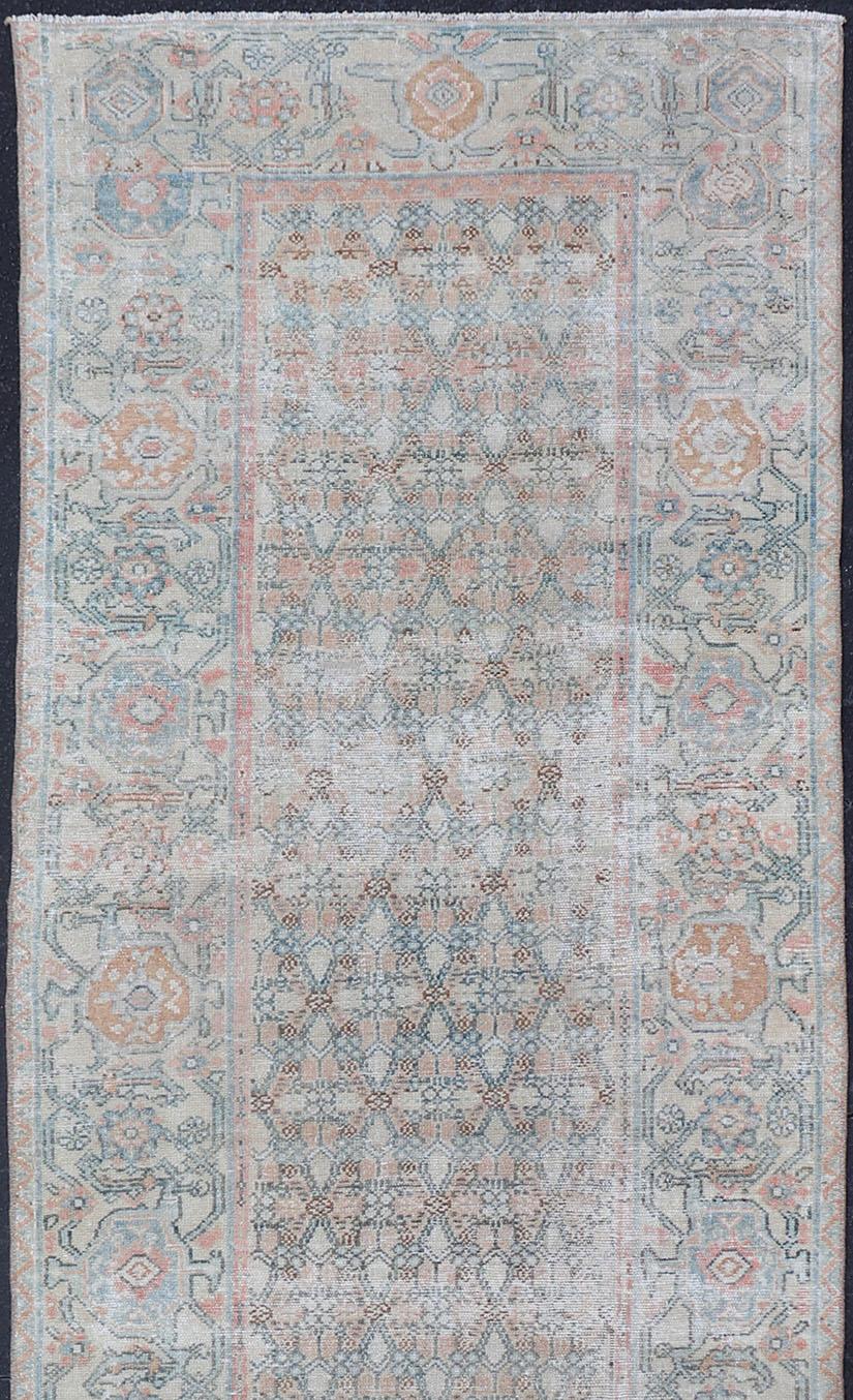 Alfombra persa larga de Malayer con un pequeño dibujo en toda la superficie. Fino tapete persa malayo en tonos suaves de azul, salmón, rosa, melocotón y naranja y tonos terrosos. Alfombra persa antigua con motivos subgeométricos y subflorales,