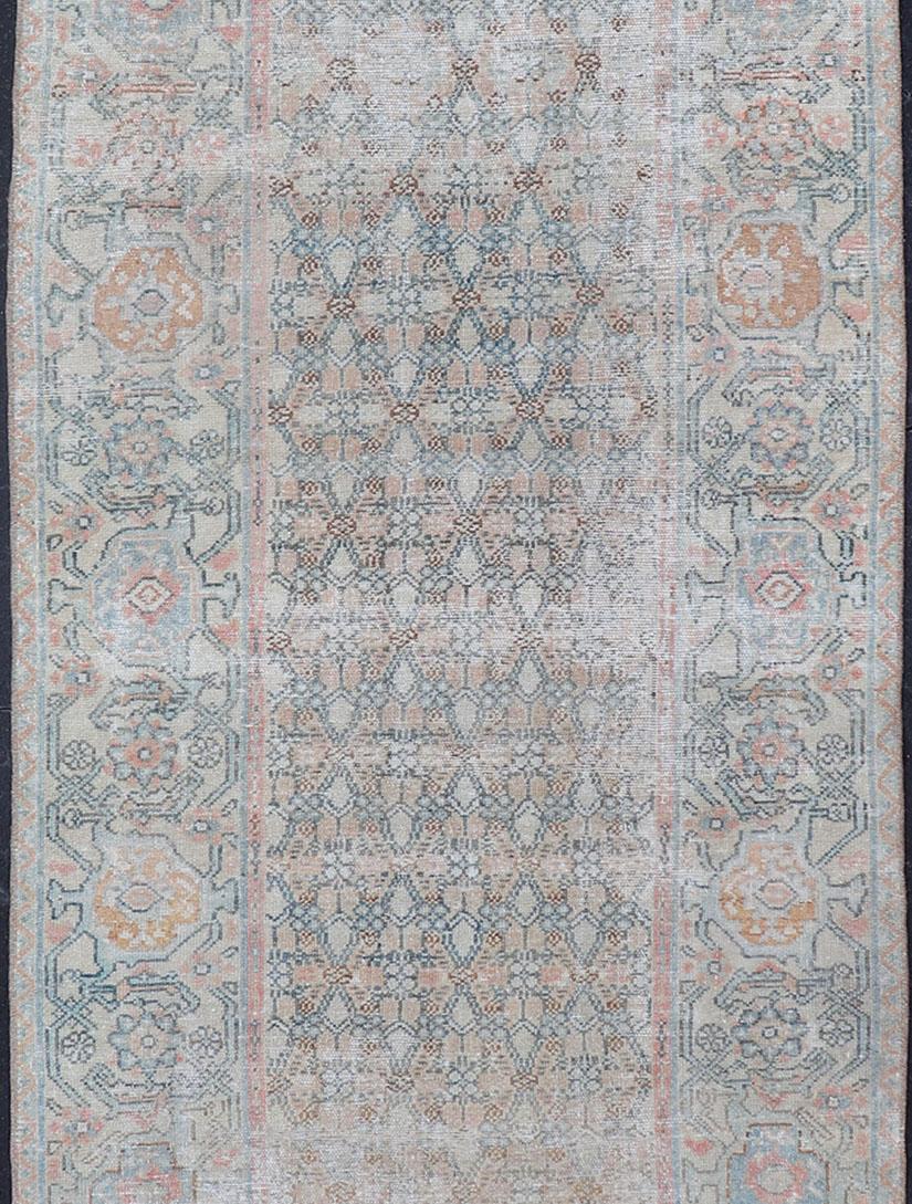 Fino Traves de Mesa Persa Malayer en tonos suaves de azul, salmón, rosa, melocotón y naranja Anudado a mano en venta