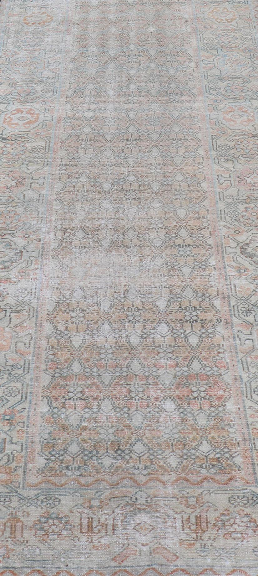 Fino Traves de Mesa Persa Malayer en tonos suaves de azul, salmón, rosa, melocotón y naranja en venta 2