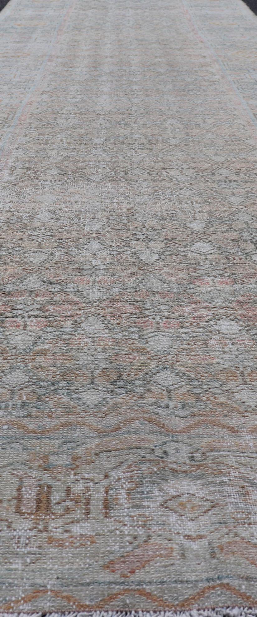 Fino Traves de Mesa Persa Malayer en tonos suaves de azul, salmón, rosa, melocotón y naranja en venta 3