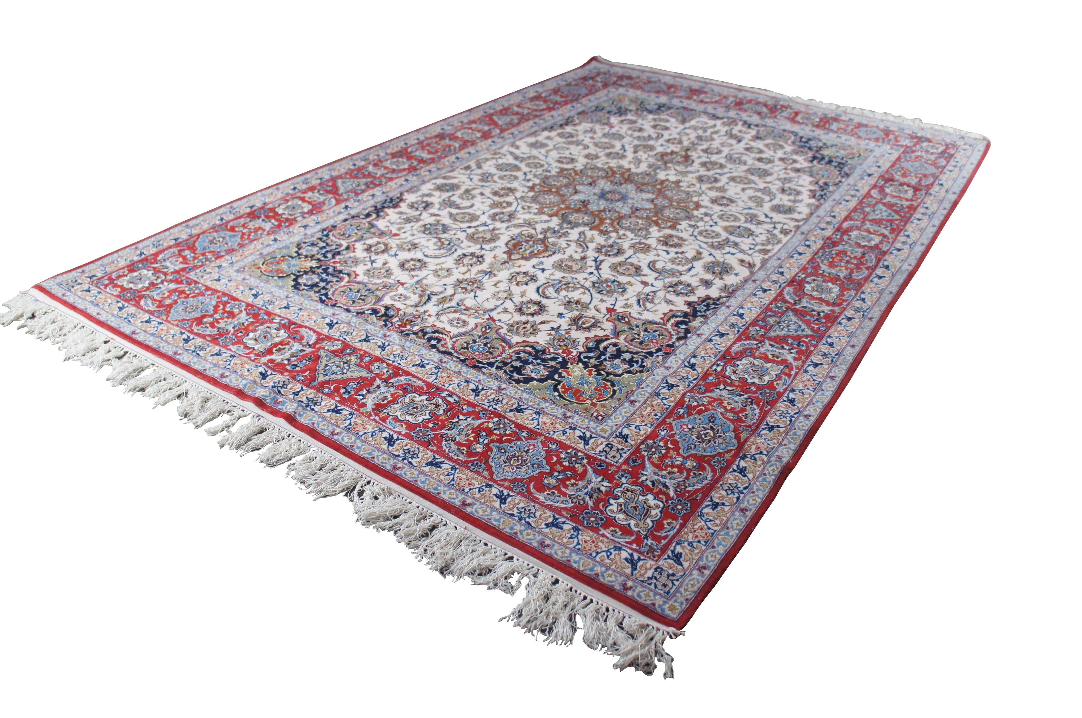 Alfombra o moqueta persa Nain de época.  De seda y lana, con un diseño floral integral y un medallón central.  484 nudos por pulgada cuadrada.  Rojos, azules, beige, blancos, tostados, verdes, rosas, marrones.

Dimensiones:

83