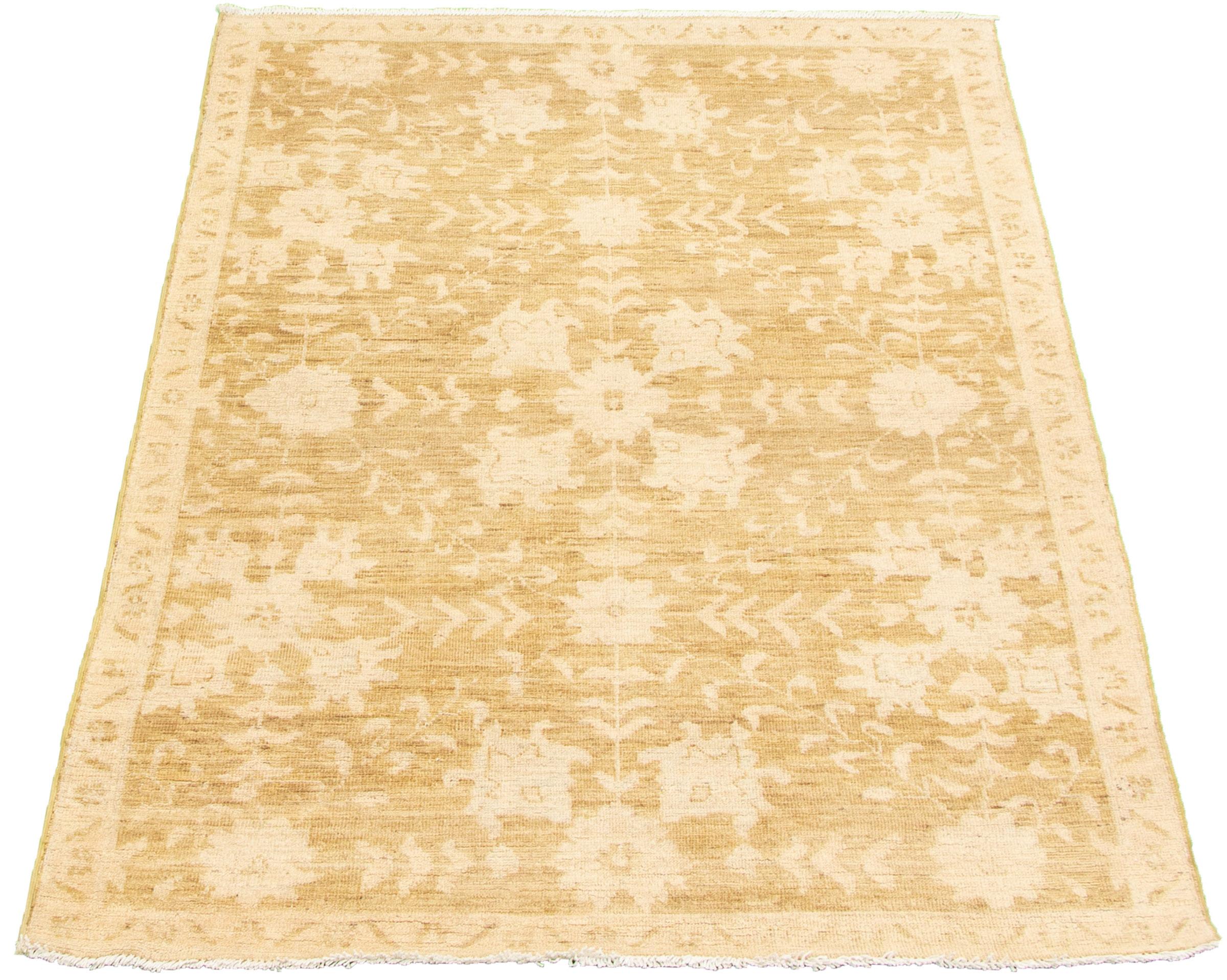 Fine Wool, Hand-Knotted Persian Oushak Rug, Neutral, 4' x 6' In New Condition For Sale In New York, NY