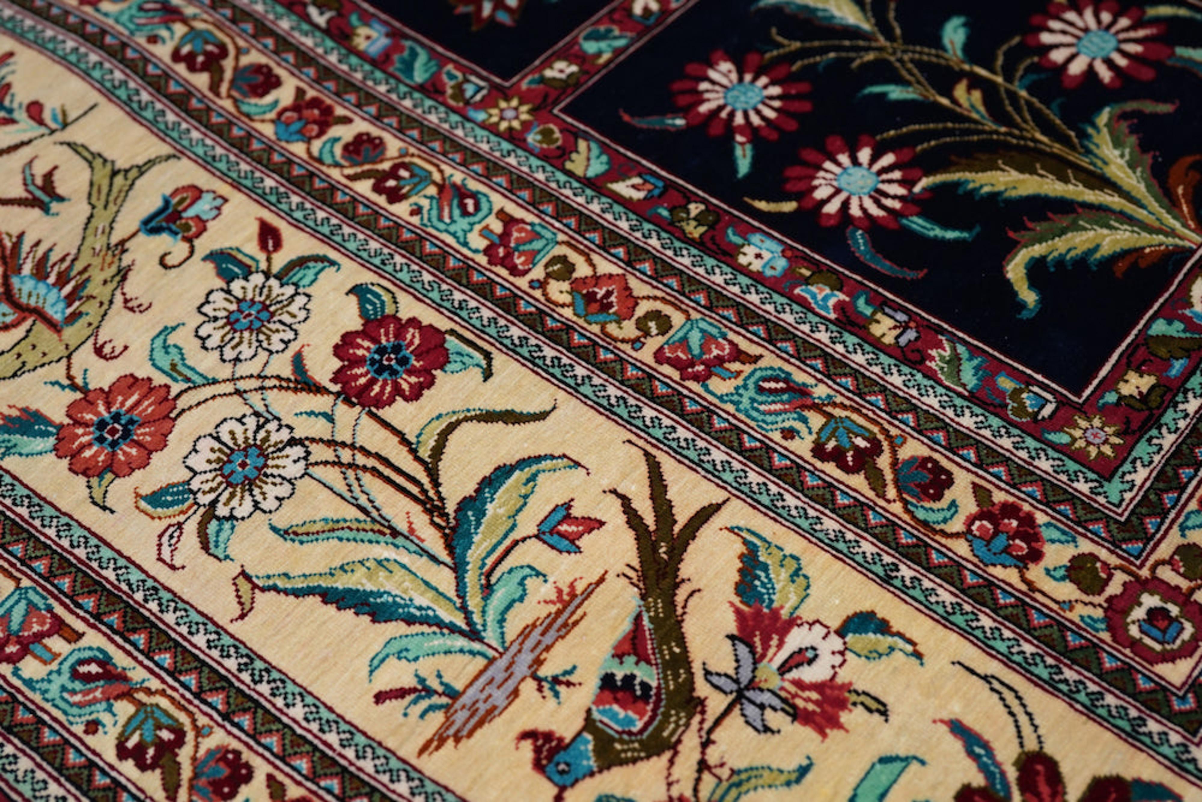 Äußerst feiner persischer Qum-Teppich aus reiner Seide 4'5'' x 6'11'' (Handgeknüpft) im Angebot