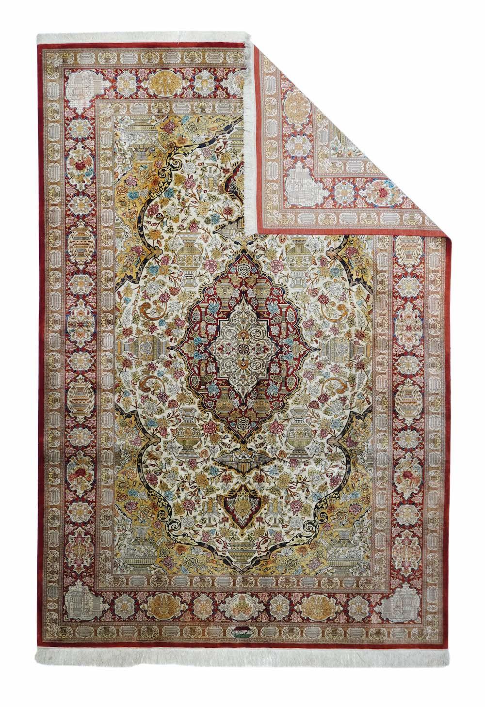 Tappeto Qum in seta fine persiano 6'6'' x 9'10''. Vasi ovunque! Nel medaglione quasi nero. nel campo ecru, negli angoli ecru e nel bordo quasi nero. Per il resto, questo pezzo finemente annodato e interamente in seta riprende lo stile degli antichi