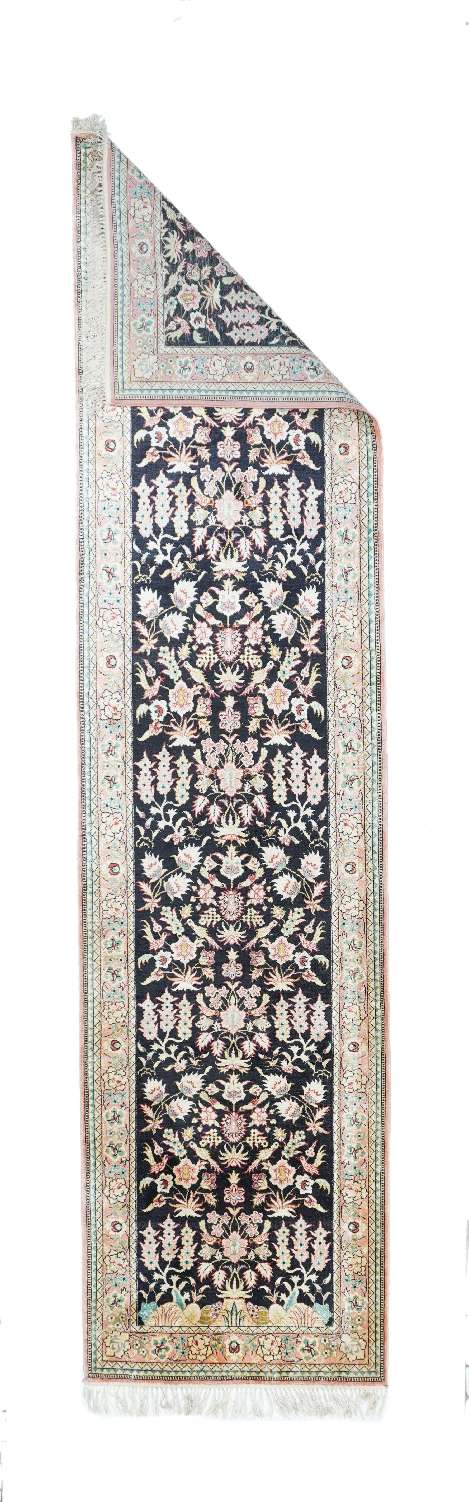Feiner persischer Qum-Läufer aus Seide 2'6'' x 10'2'' (Persisch) im Angebot