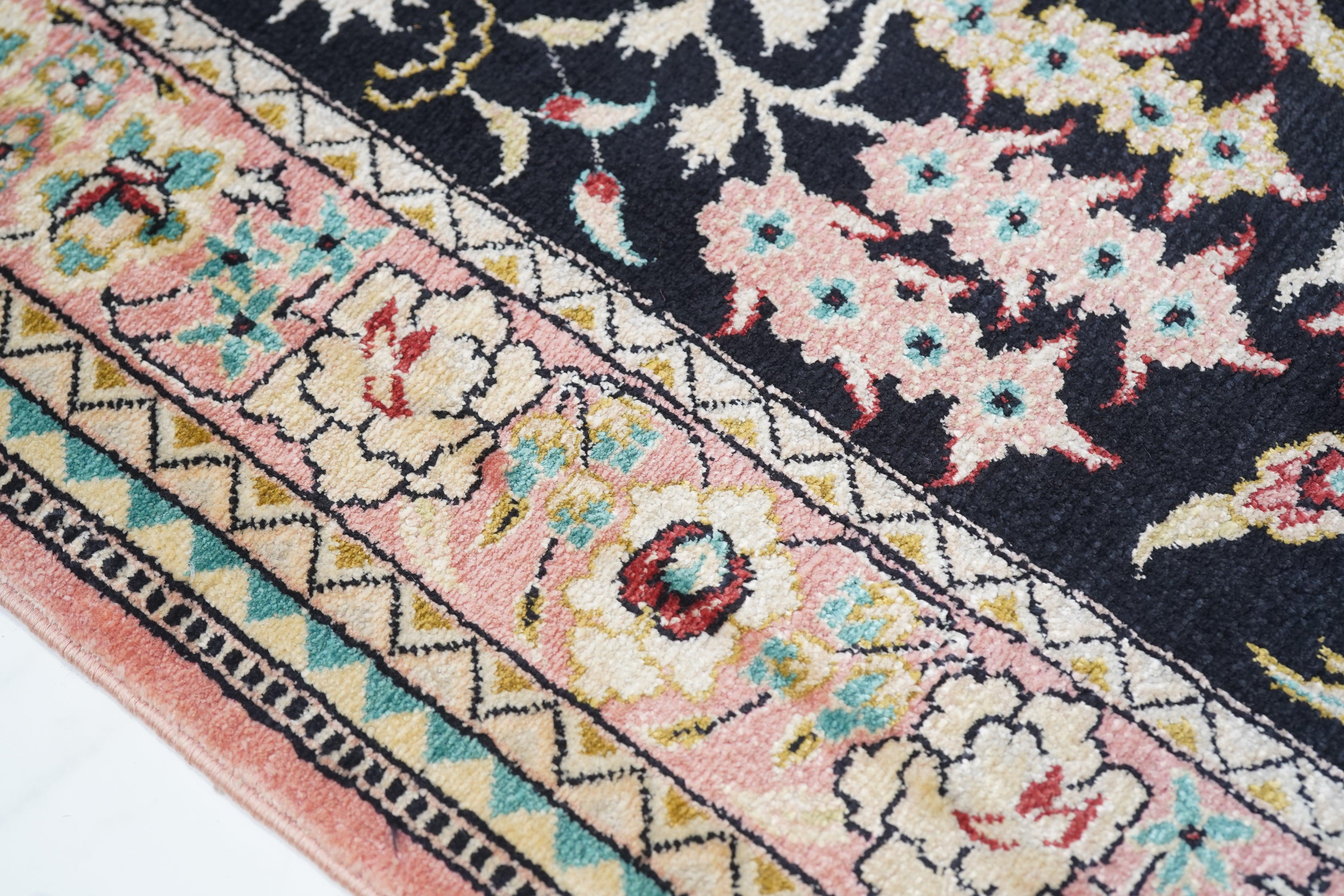 Feiner persischer Qum-Läufer aus Seide 2'6'' x 10'2'' (21. Jahrhundert und zeitgenössisch) im Angebot