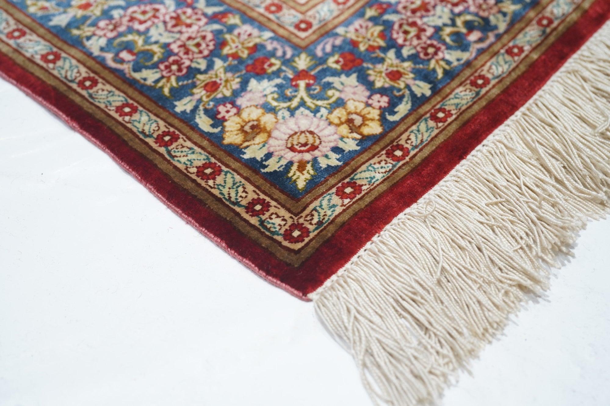 Feine persische Seide Qum Läufer 2'8'' x 11'9''. Dieser fein gewebte, schmale Läufer mit niedrigem Flor stammt aus der zentralpersischen islamischen Schreinstadt. Er zeigt ein sandfarbenes, cremefarbenes Feld mit fünf runden Medaillons in 16