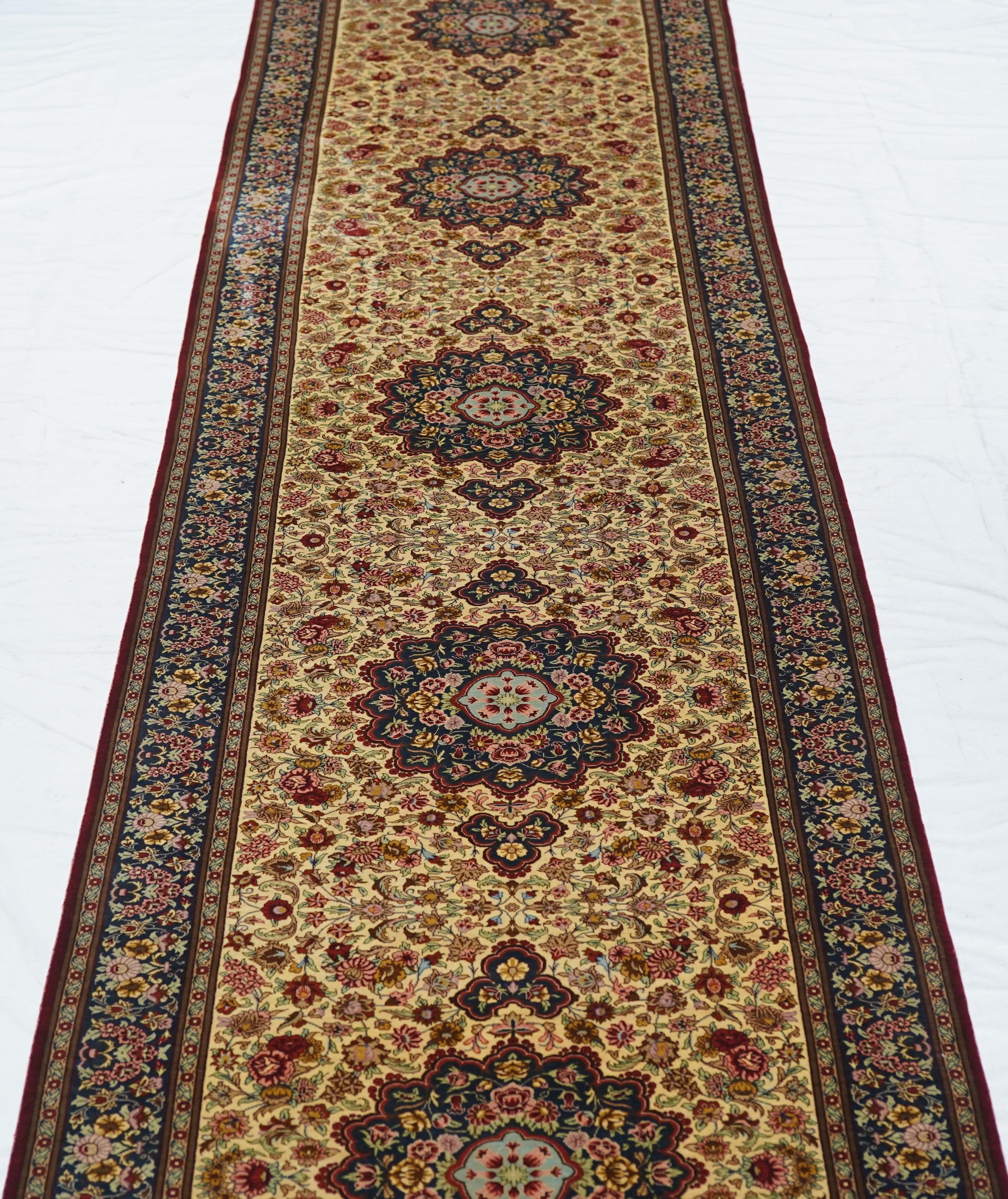 Feiner persischer Qum-Läufer aus Seide 2'8'' x 11'9'' (Persisch) im Angebot
