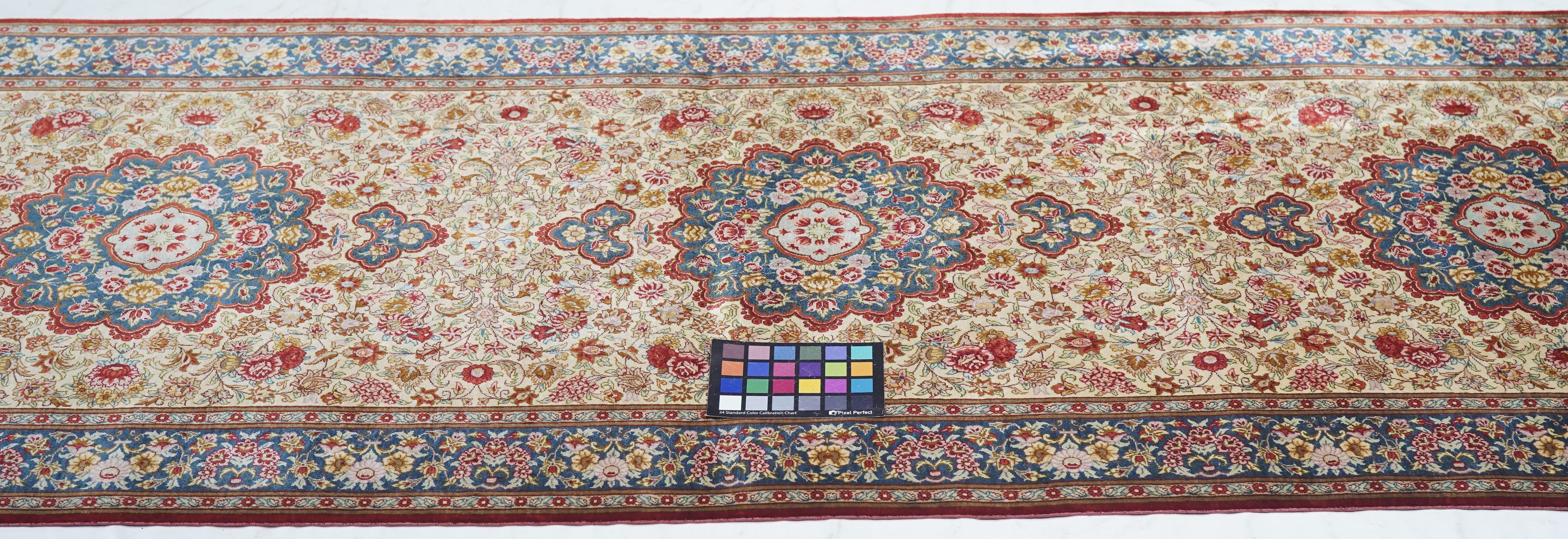 Feiner persischer Qum-Läufer aus Seide 2'8'' x 11'9'' im Zustand „Neu“ im Angebot in New York, NY