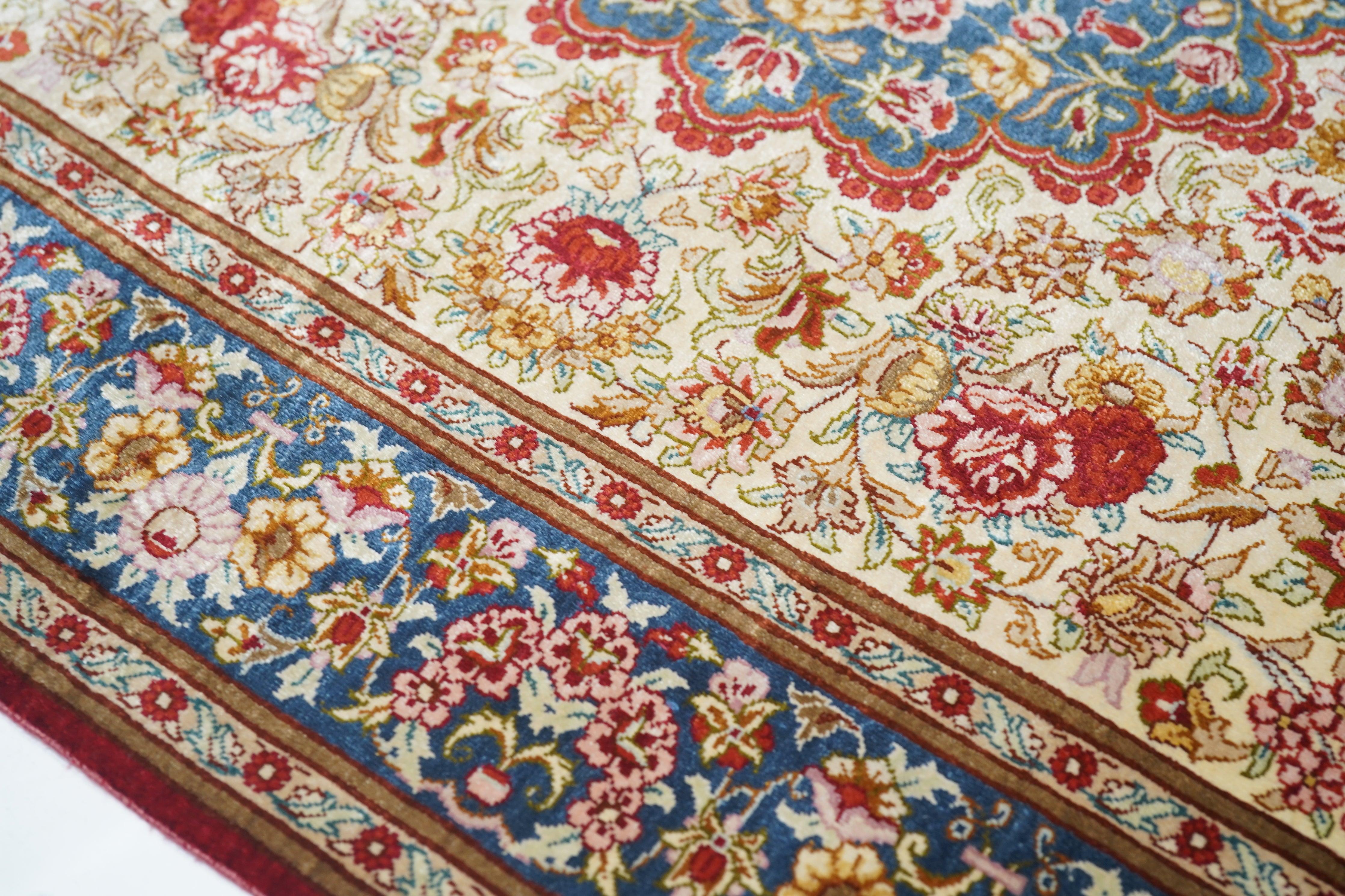 Feiner persischer Qum-Läufer aus Seide 2'8'' x 11'9'' (21. Jahrhundert und zeitgenössisch) im Angebot