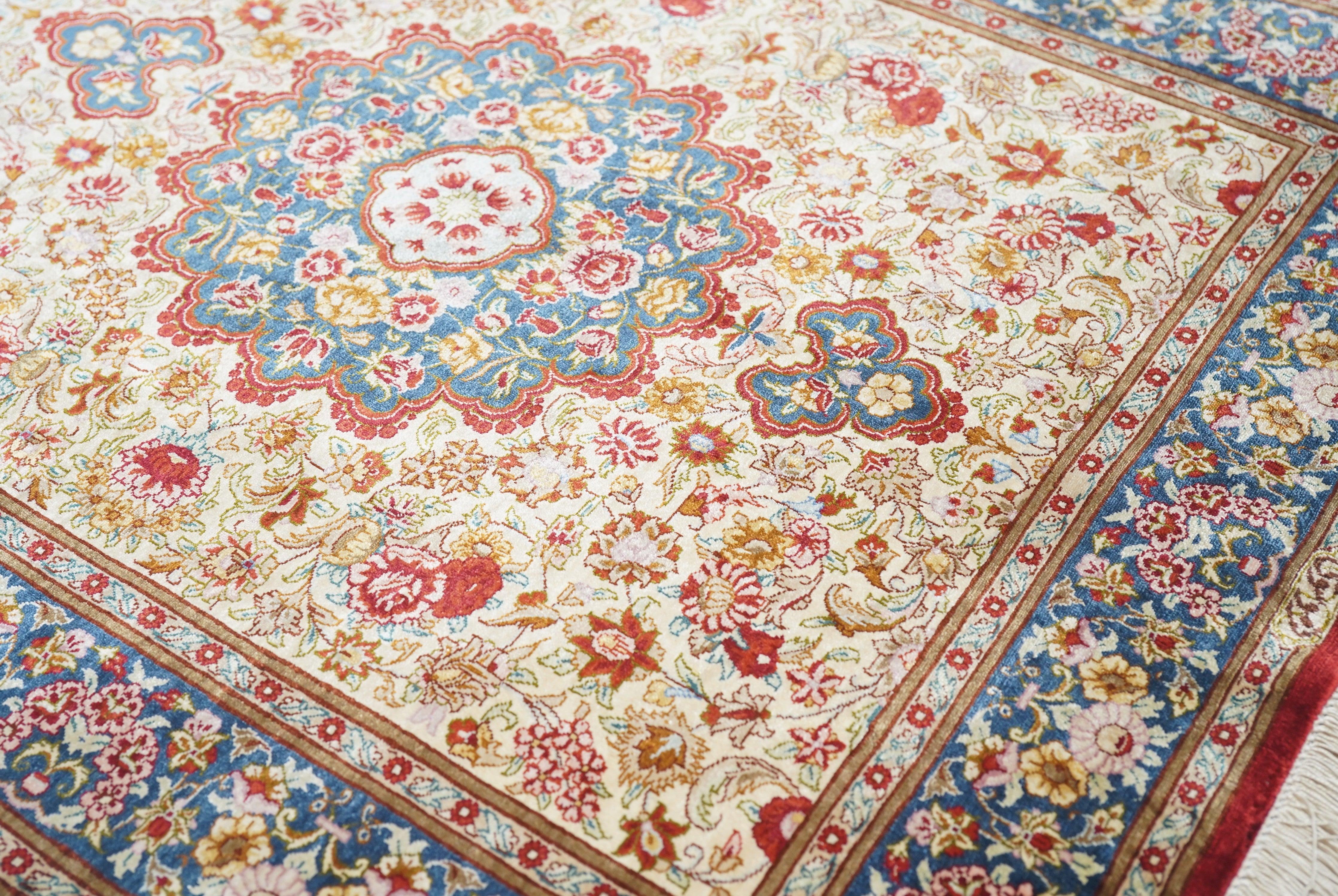 Feiner persischer Qum-Läufer aus Seide 2'8'' x 11'9'' im Angebot 1