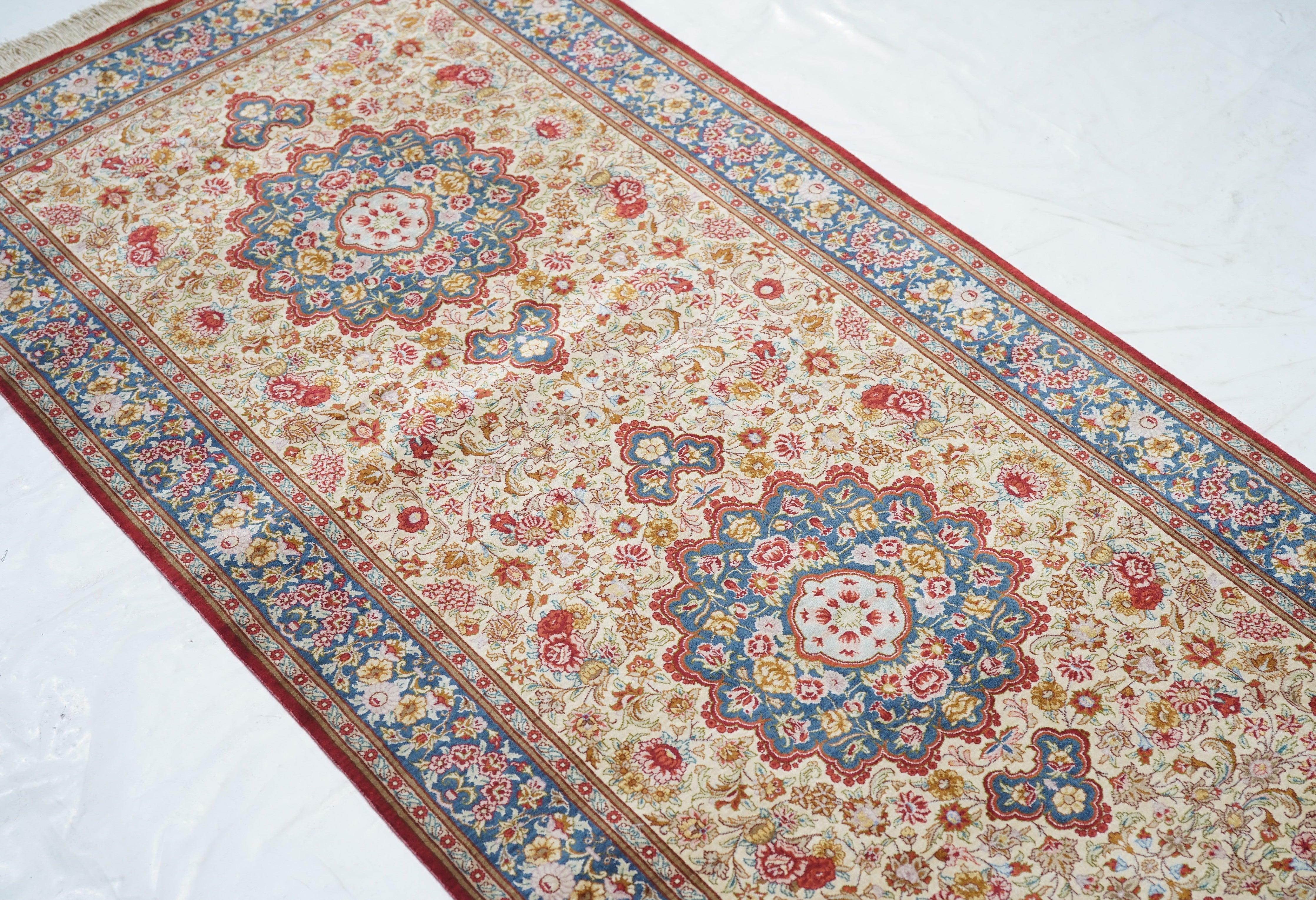 Feiner persischer Qum-Läufer aus Seide 2'8'' x 11'9'' im Angebot 2